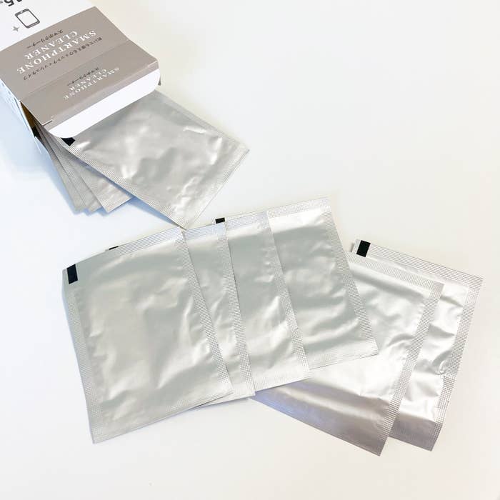 DAISO（ダイソー）の便利アイテム「スマホクリーナー（ウェットティッシュタイプ、15包）」