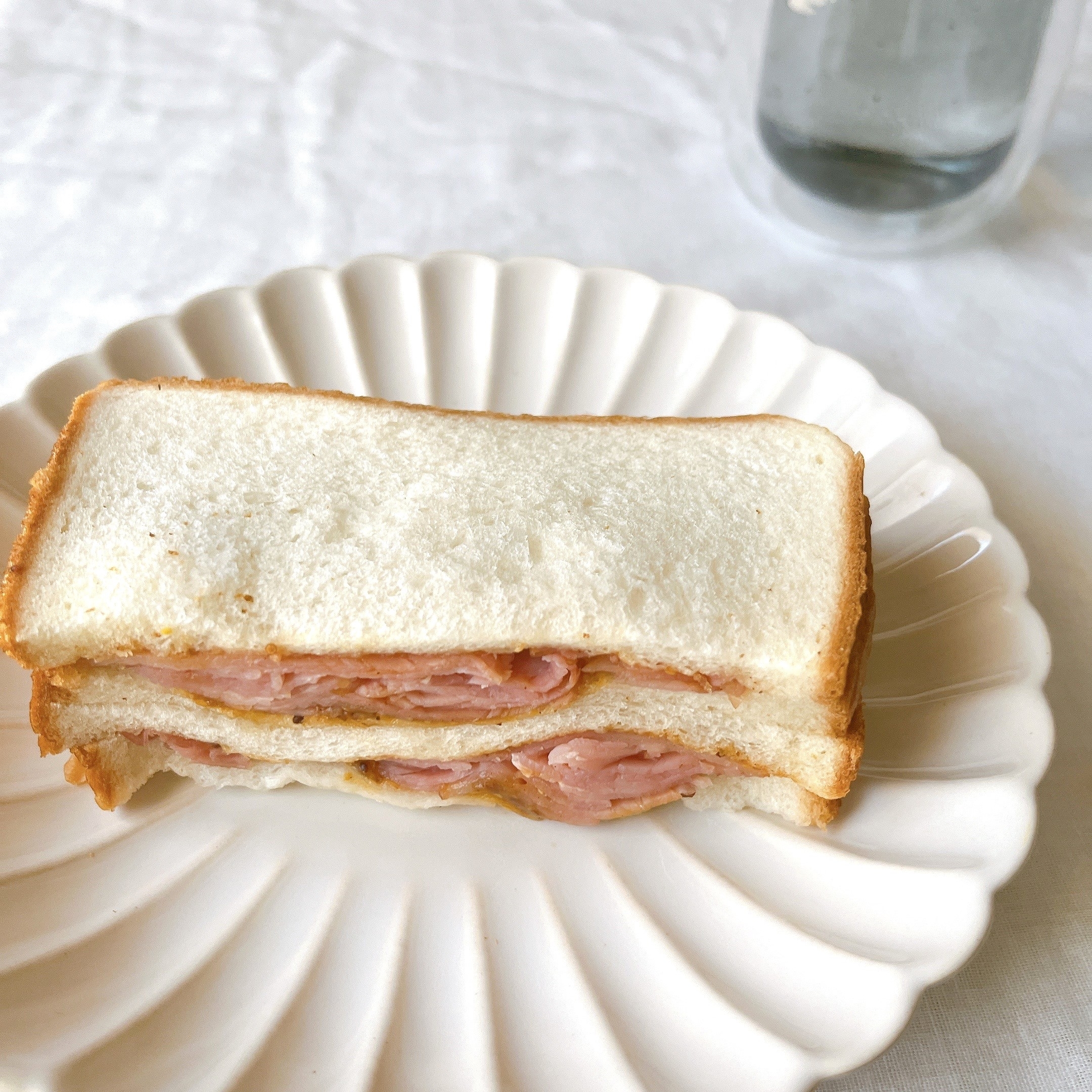 ローソンのオススメの商品「肉サンド スモークモモハム」