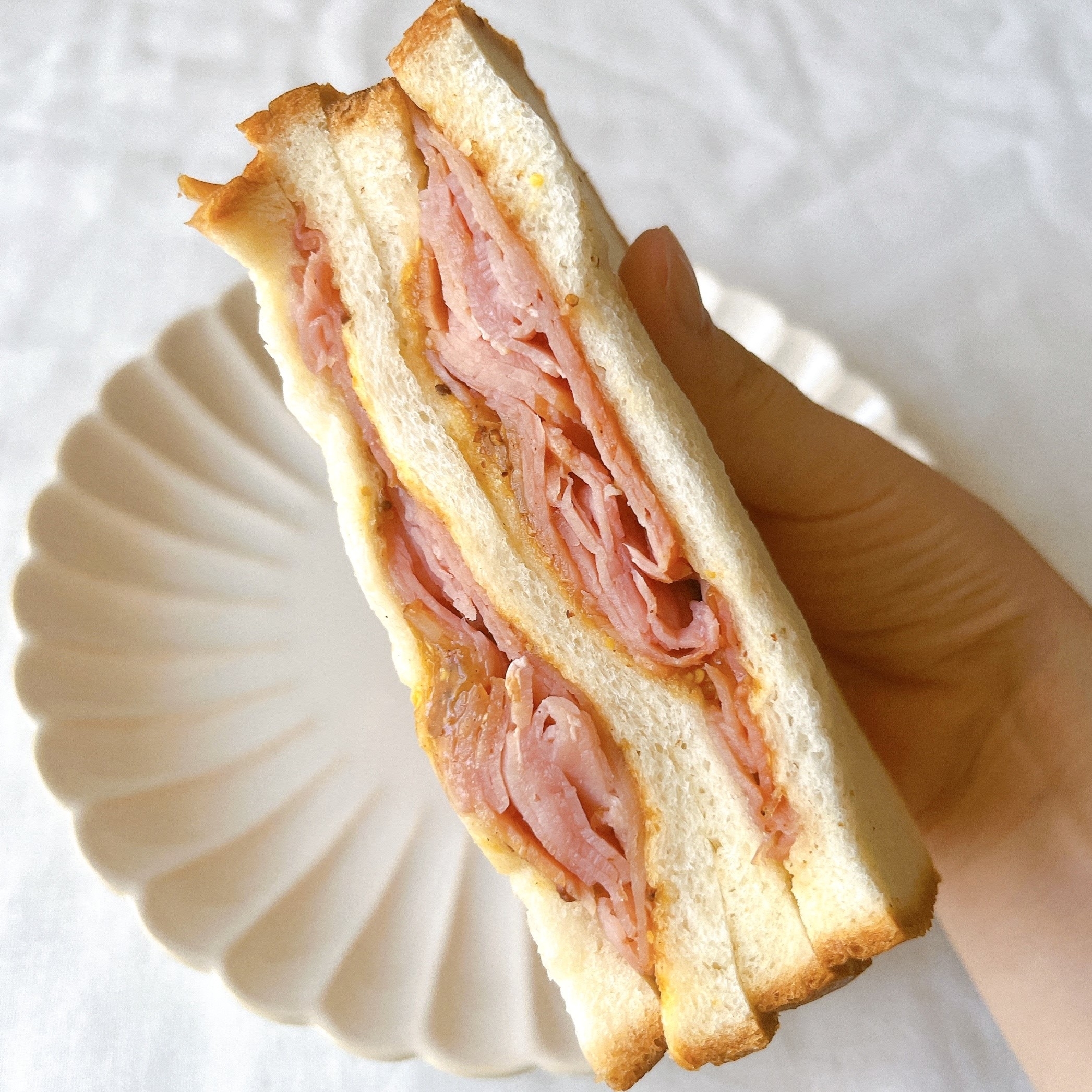 ローソンのオススメの商品「肉サンド スモークモモハム」