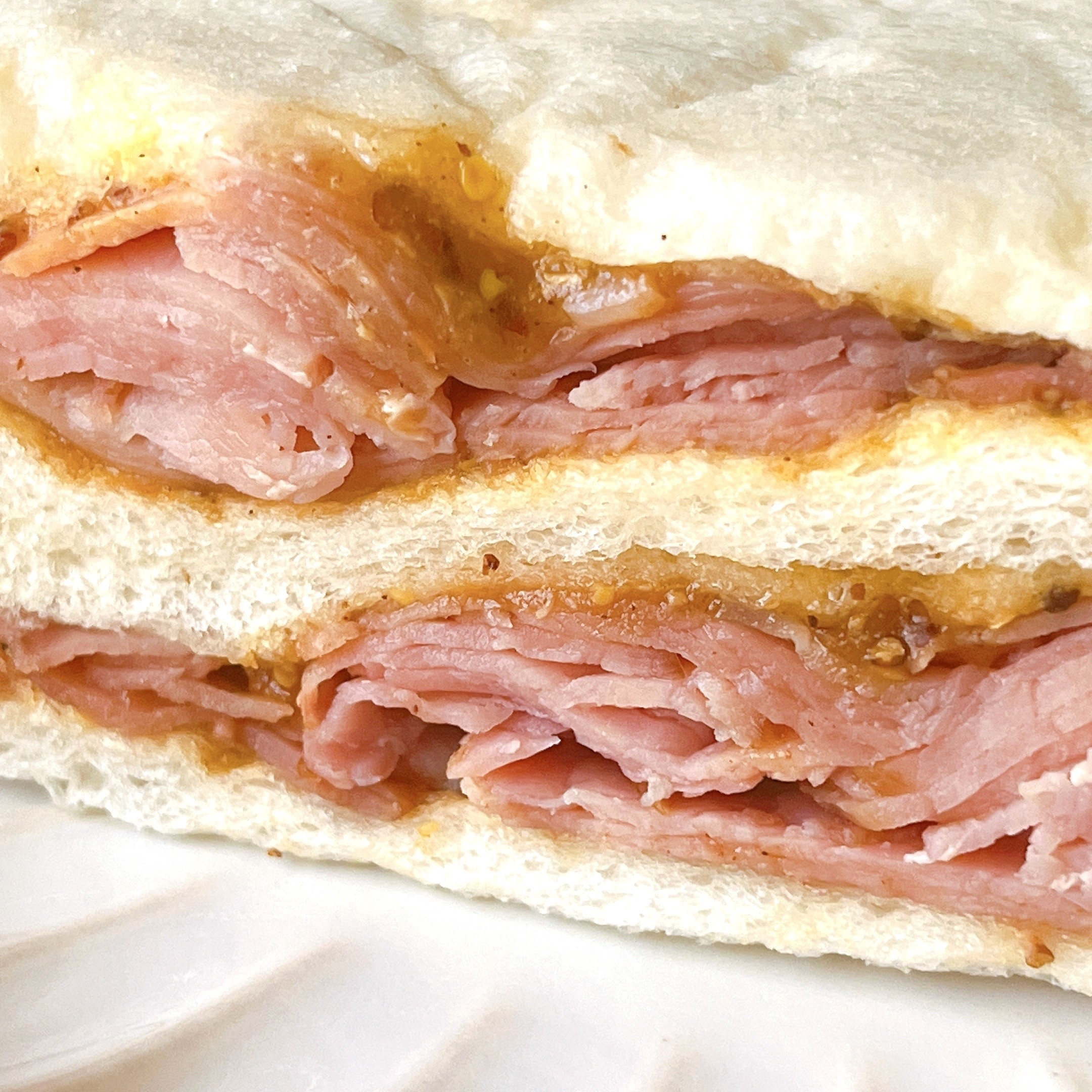 ローソンのオススメの商品「肉サンド スモークモモハム」