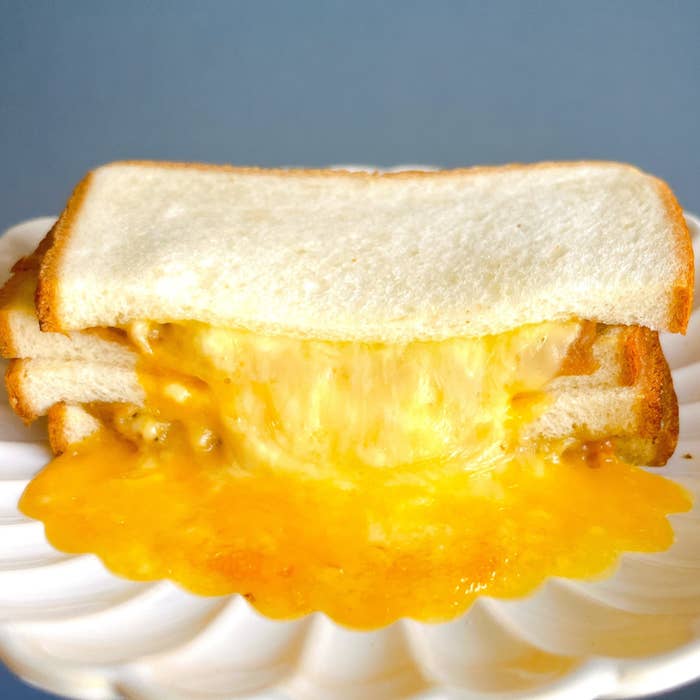 ローソンのオススメの商品「とろ〜りメルトサンド 3種チーズ×ツナ」