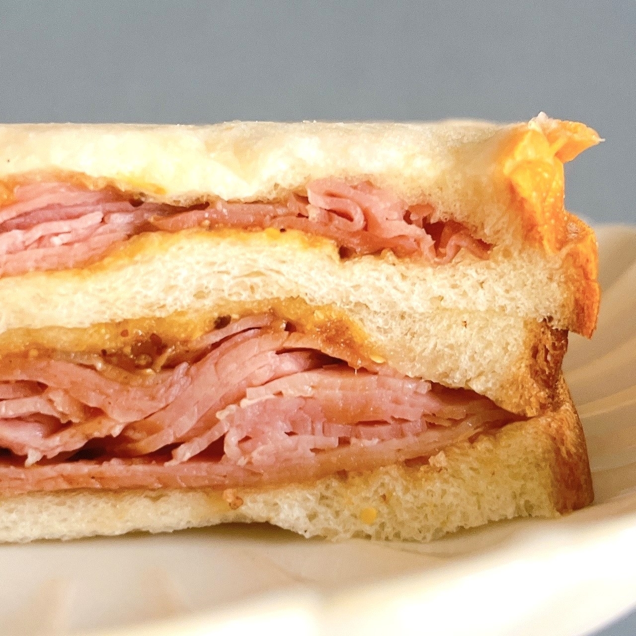 ローソンのオススメの商品「肉サンド スモークモモハム」