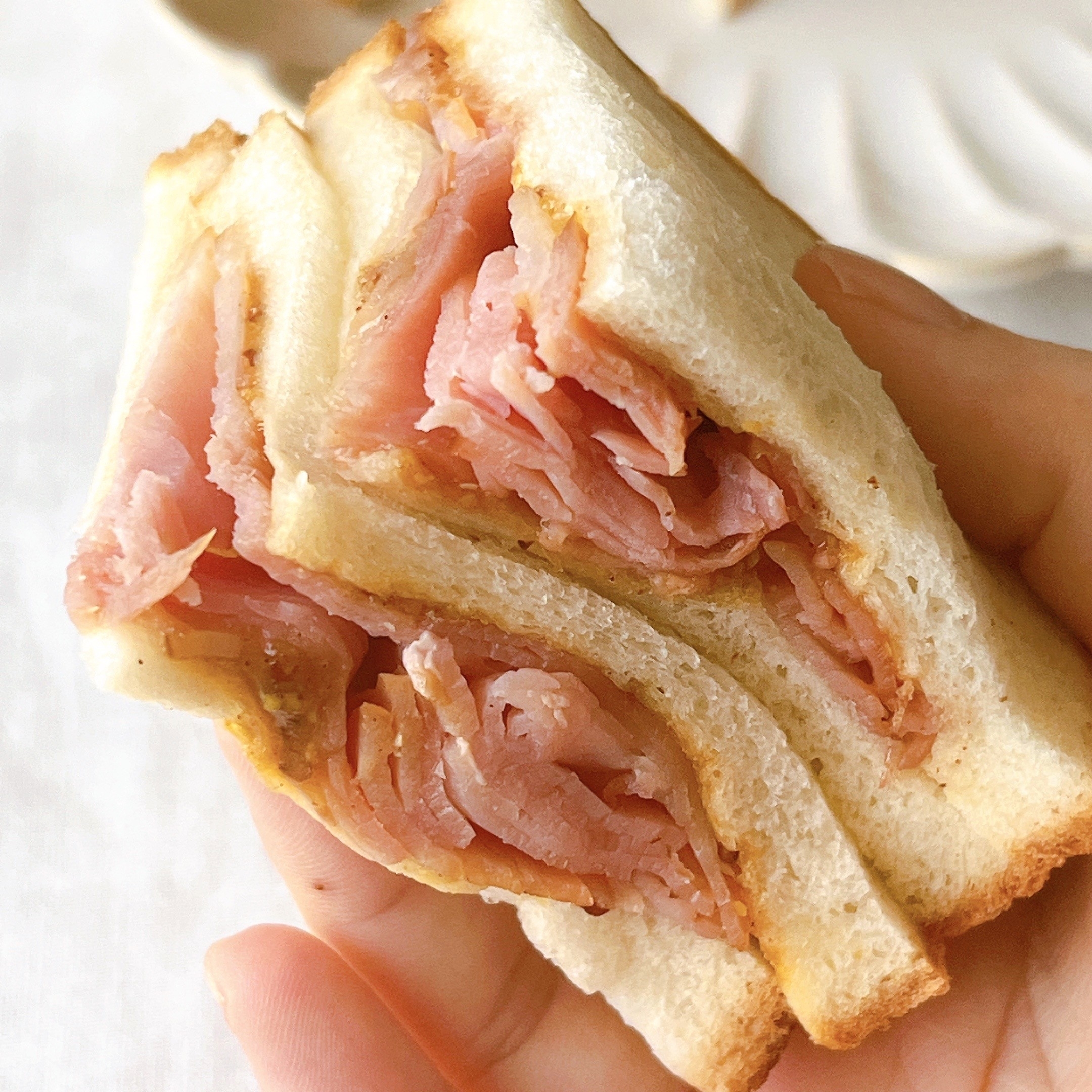 ローソンのオススメの商品「肉サンド スモークモモハム」