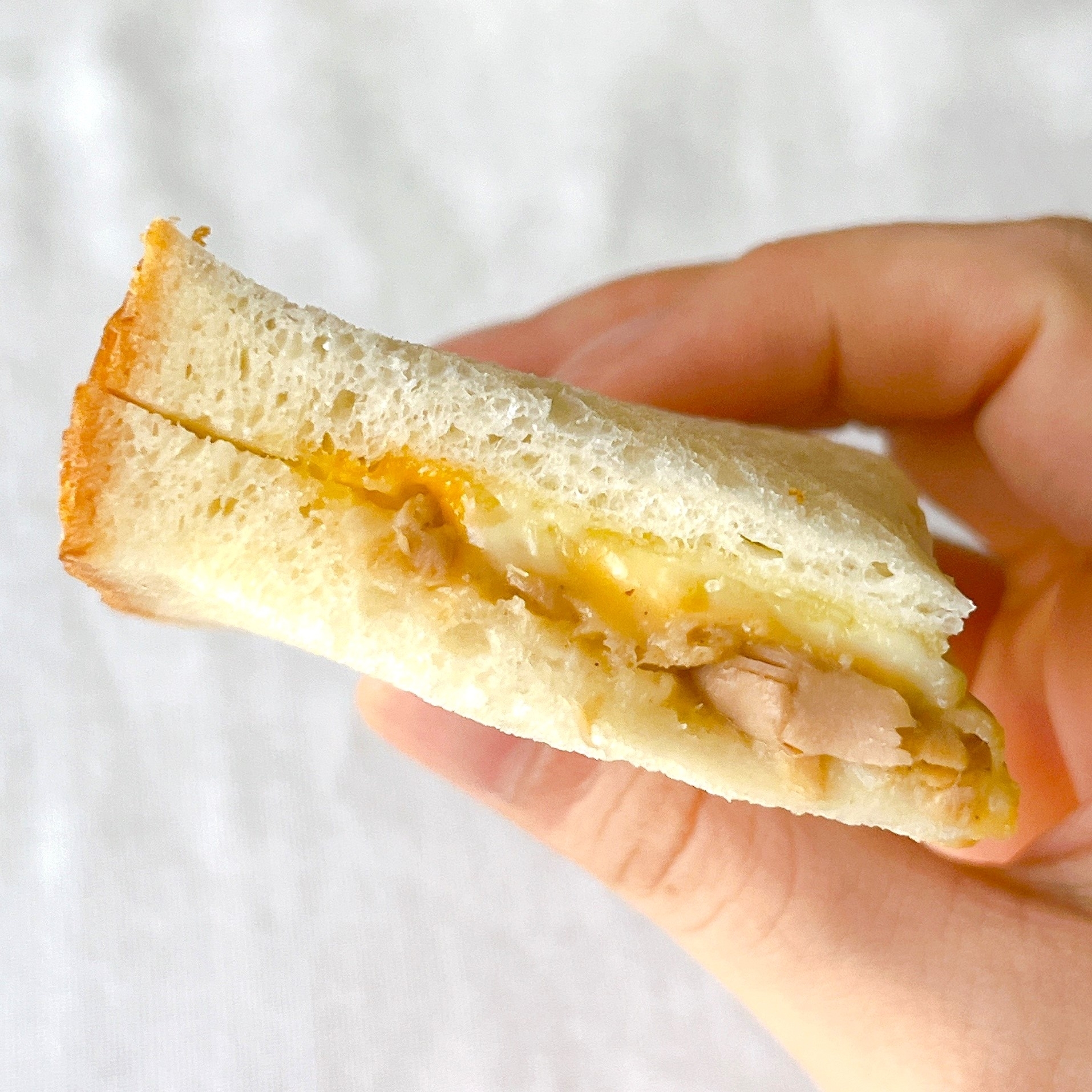 ローソンのオススメの商品「とろ〜りメルトサンド 3種チーズ×ツナ」