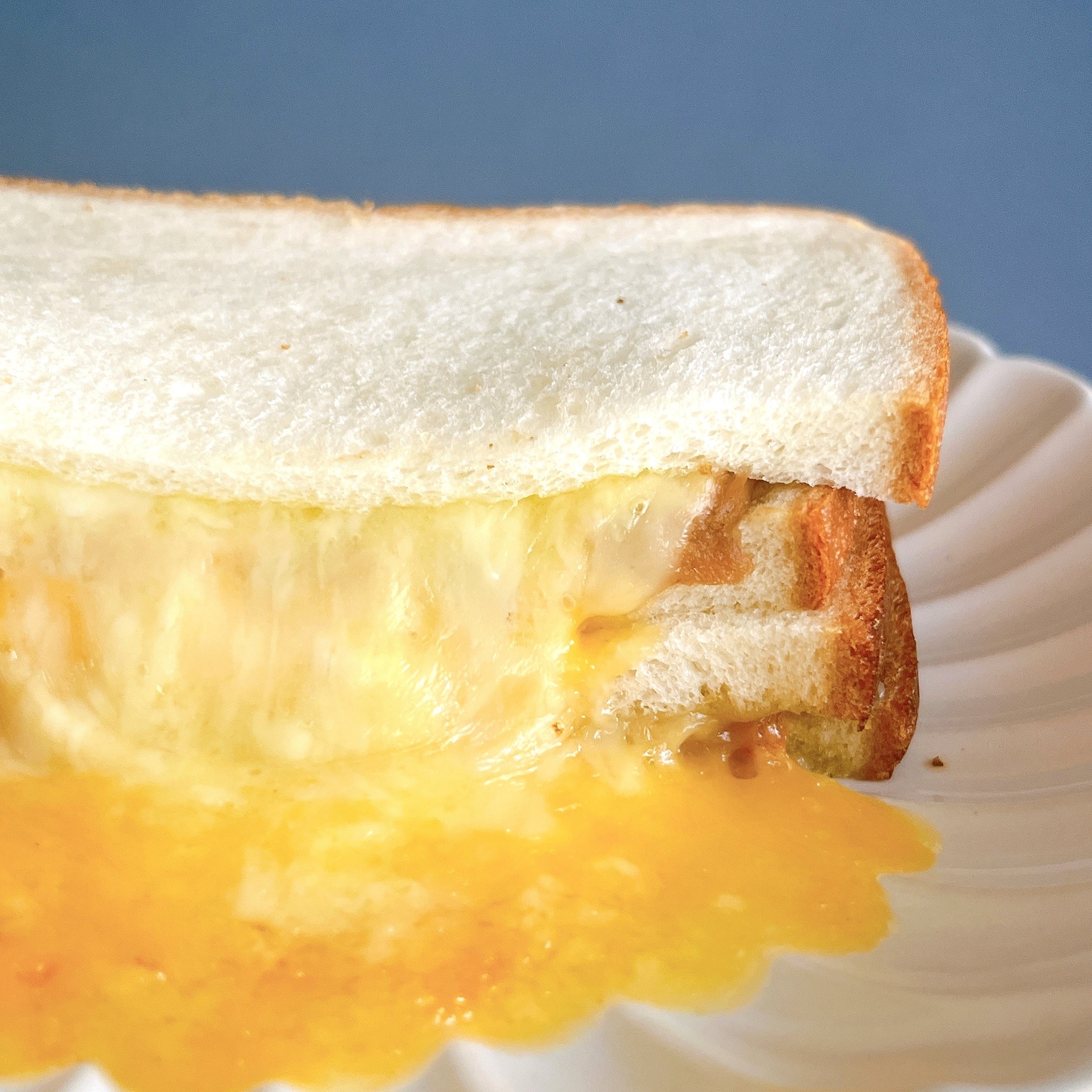 ローソンのオススメの商品「とろ〜りメルトサンド 3種チーズ×ツナ」