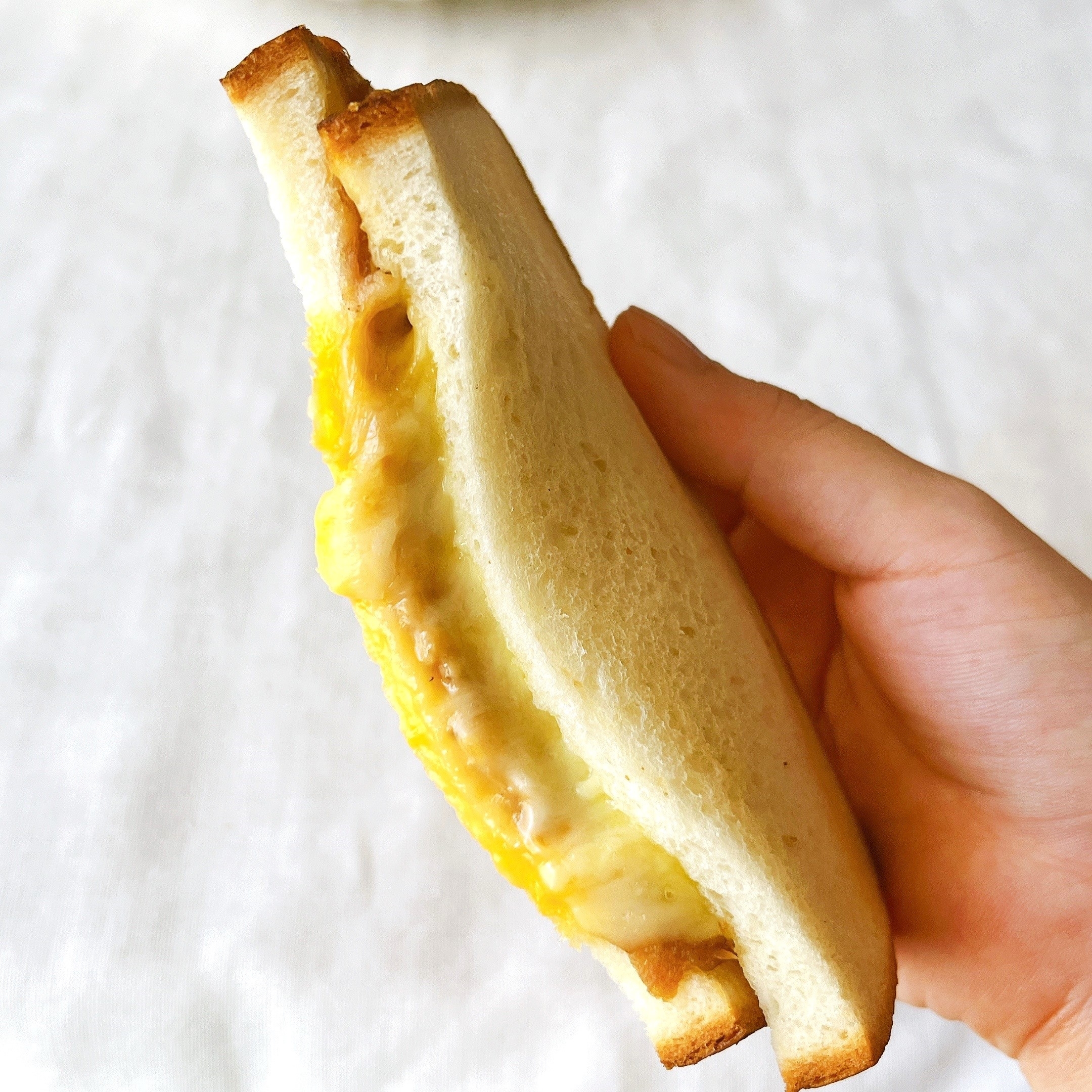 ローソンのオススメの商品「とろ〜りメルトサンド 3種チーズ×ツナ」