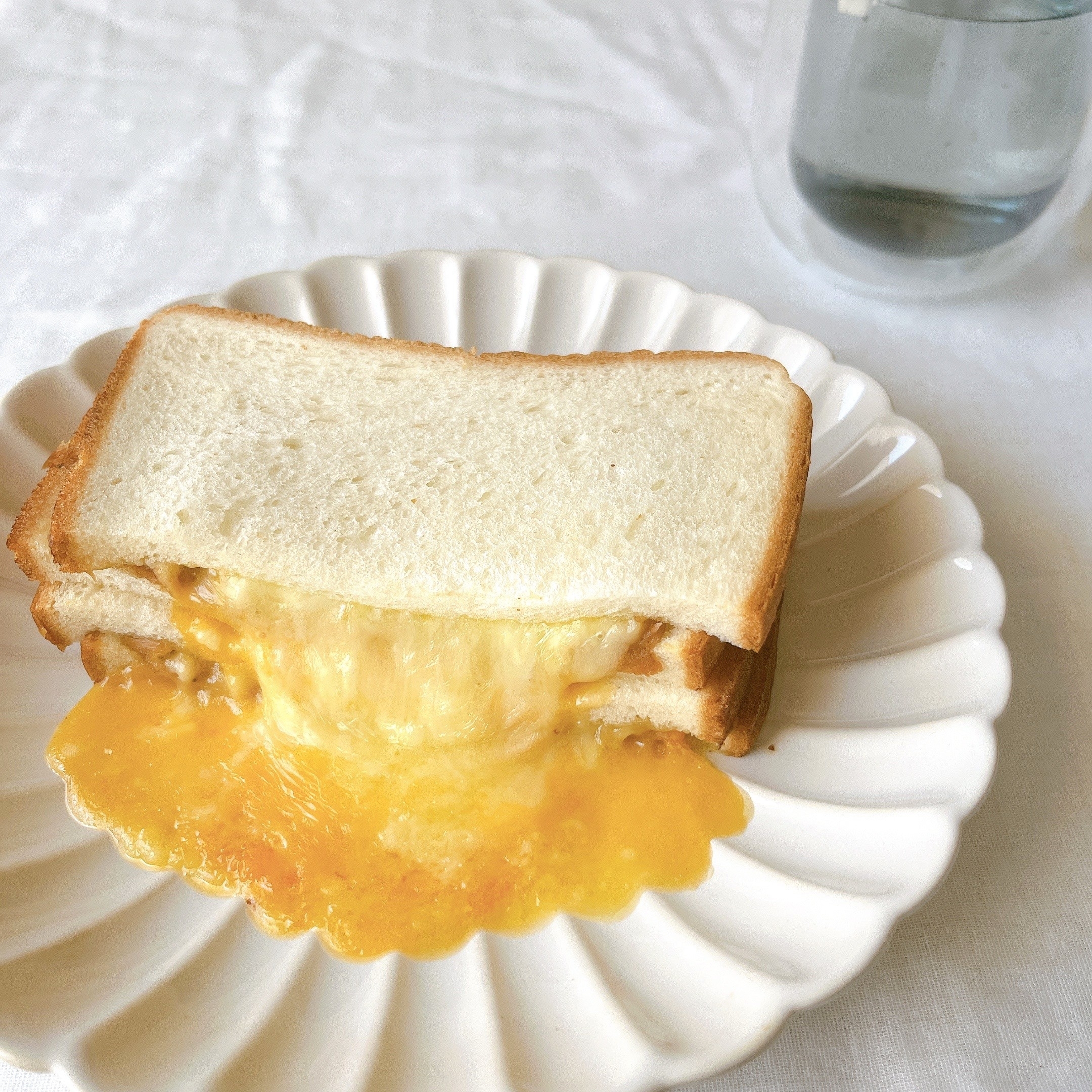 ローソンのオススメの商品「とろ〜りメルトサンド 3種チーズ×ツナ」