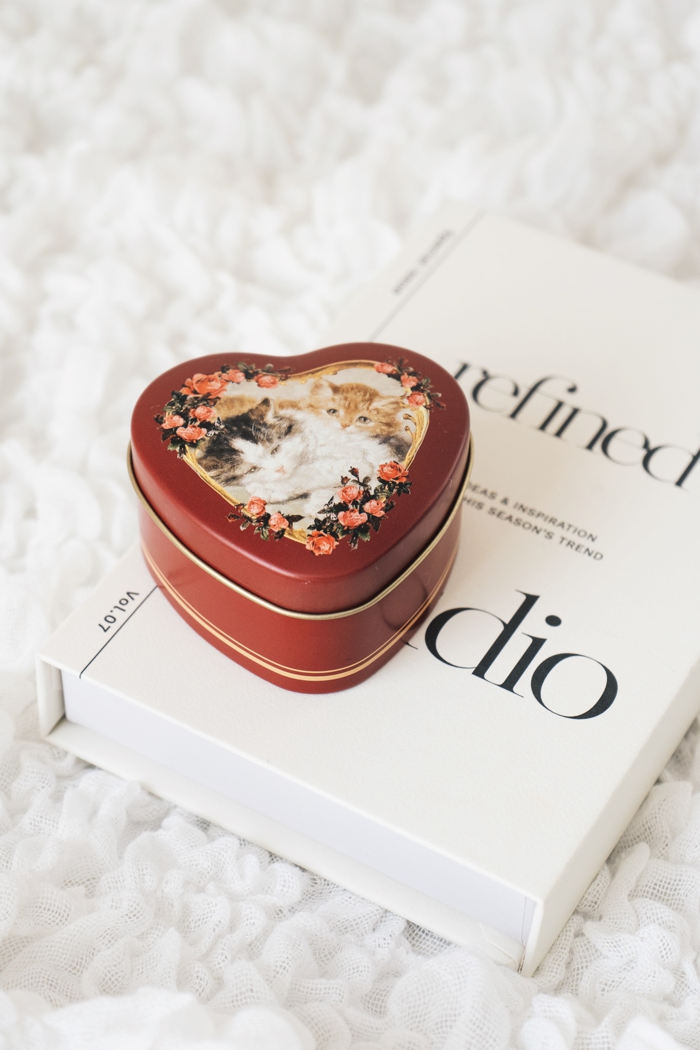 セリアのおすすめ雑貨「ハート缶 ヴィンテージグレース」