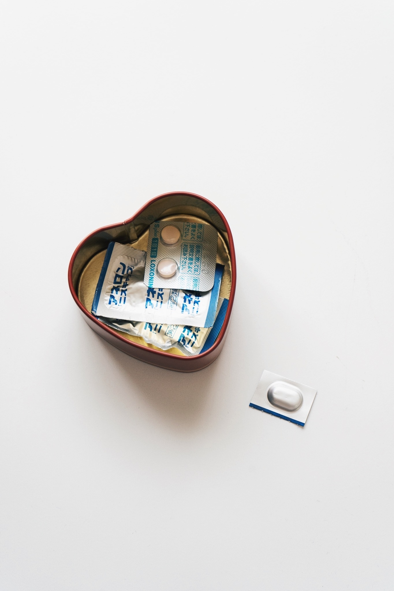 セリアのおすすめ雑貨「ハート缶 ヴィンテージグレース」