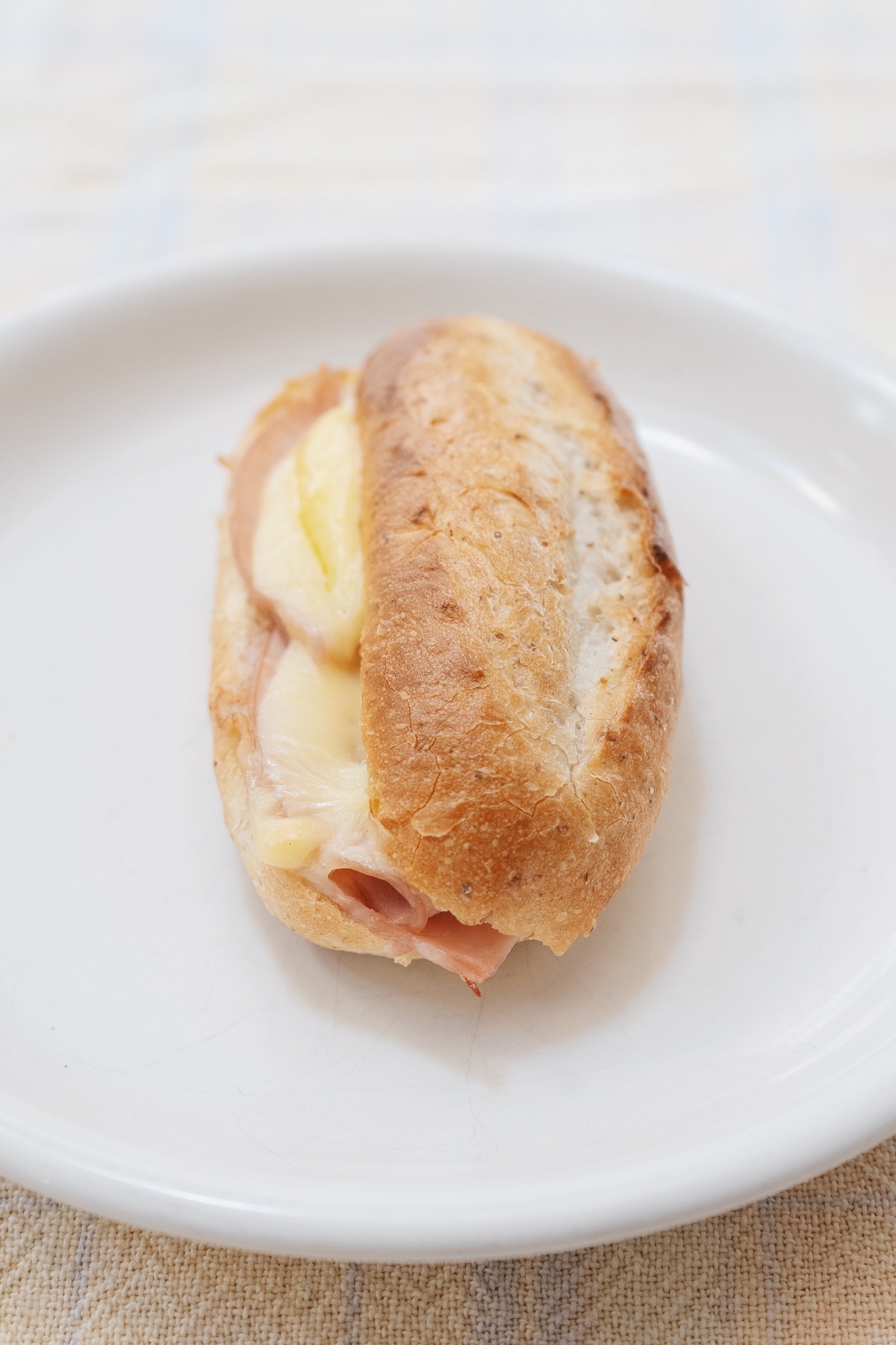 セブンのオススメサンド「バゲットサンド ロースハム＆チーズ」