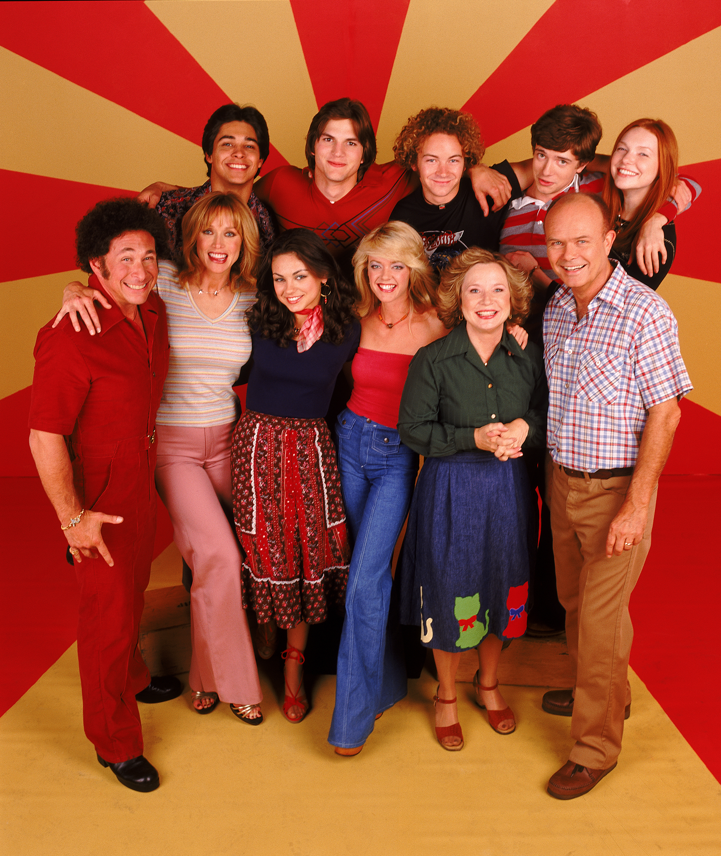 The cast of That &#x27;70s Show standing together