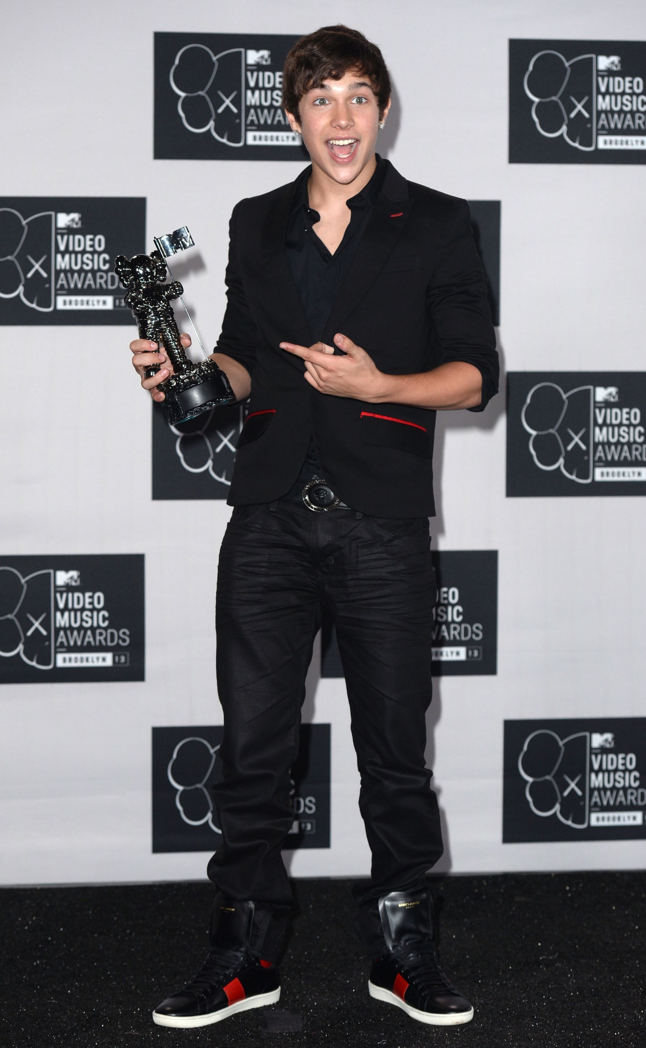 Austin Mahone poses for photos with his award