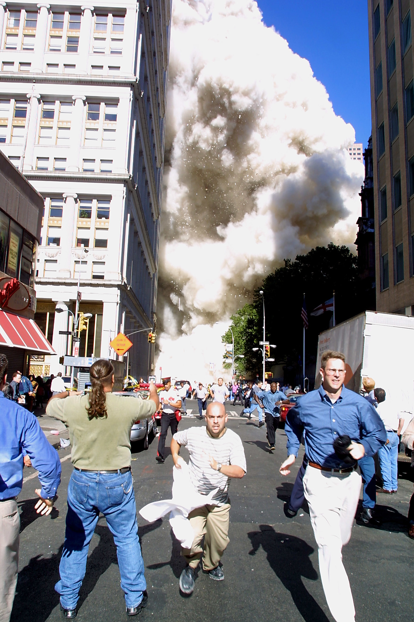 航空機衝突でニューヨークの世界貿易センタービルが崩壊し、逃げ惑う通行人（AFP＝時事）
