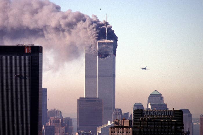 ハイジャックされた航空機に衝突され炎上する世界貿易センタービル（ノースタワー・手前右）に続き世界貿易センタービル（サウスタワー・左）に2機目の民間機が衝突する瞬間（AFP＝時事）