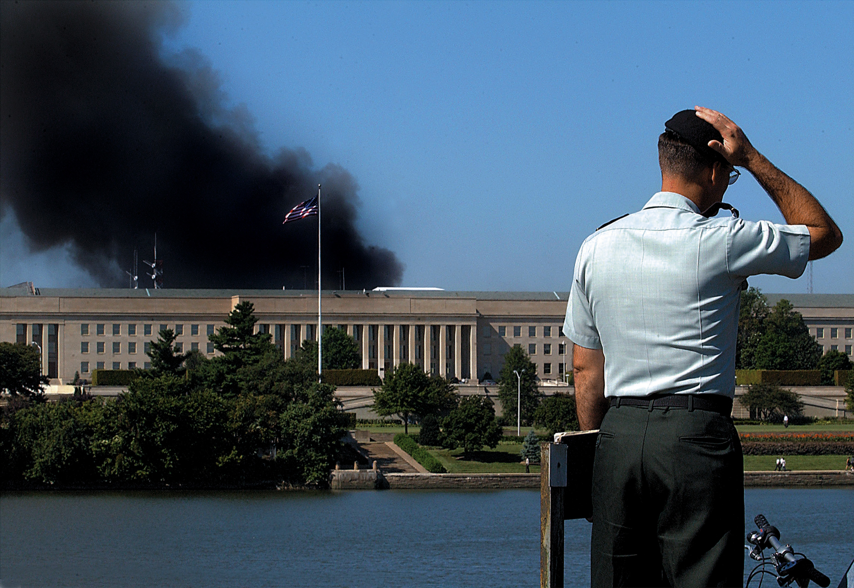 航空機に衝突され、炎上する米国防総省を呆然と眺める国防省職員（アメリカ・ワシントン、AFP＝時事）