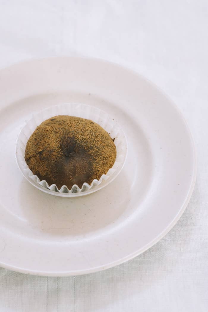 セブンのおすすめスイーツ「加賀屋監修 ほうじ茶わらびもち こし餡入り」