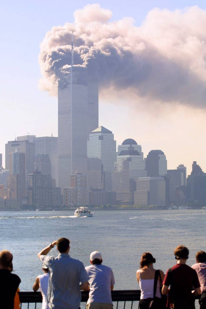 2001年9月11日、煙を上げ炎上するニューヨークの世界貿易センタービル（AFP＝時事）