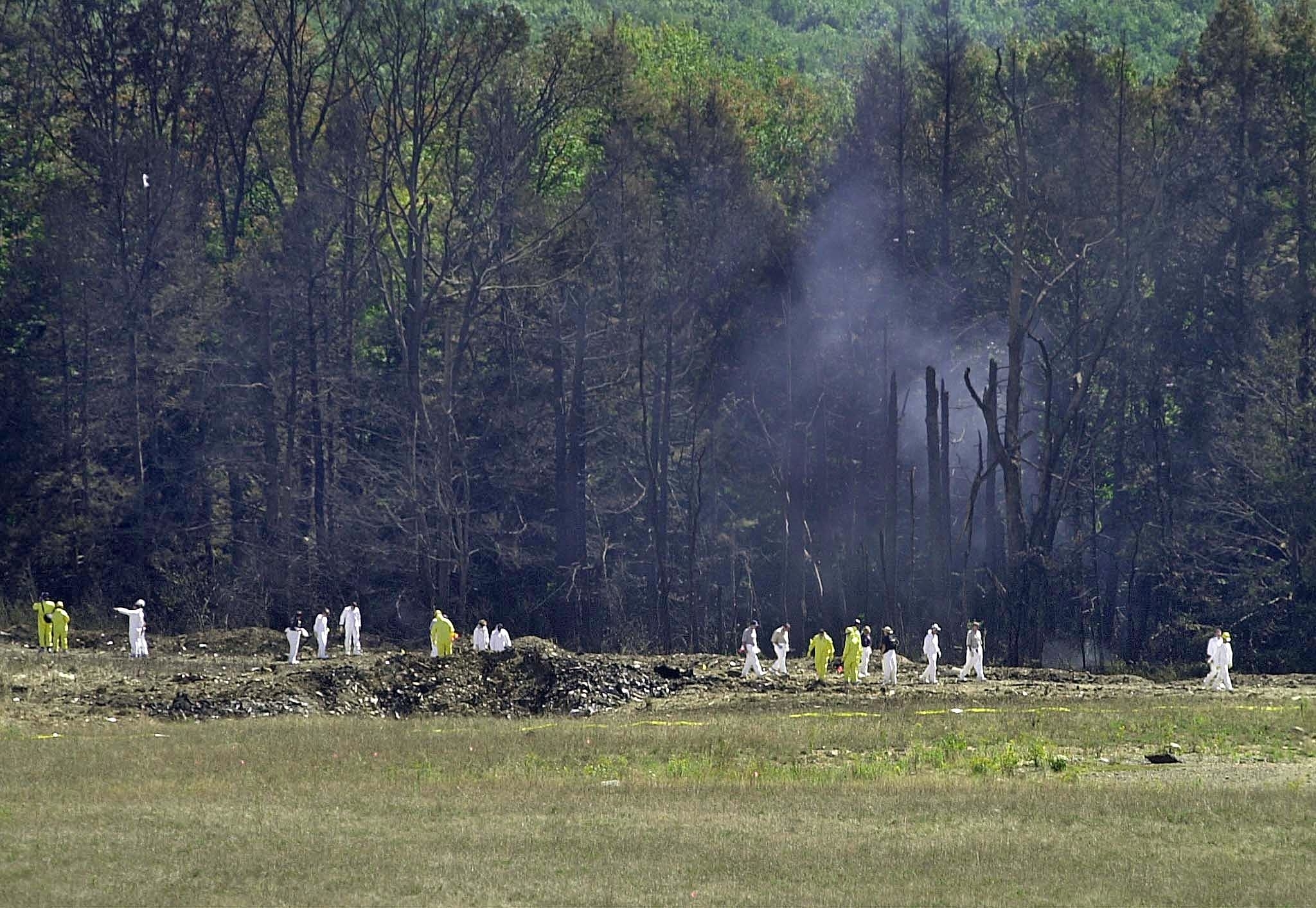 9月11日にテロリストによりハイジャックされ米ペンシルベニア州ピッツバーグ郊外に墜落したユナイテッド航空93便の残がいやフライトレコーダーなどを捜す捜索官ら（AFP＝時事）