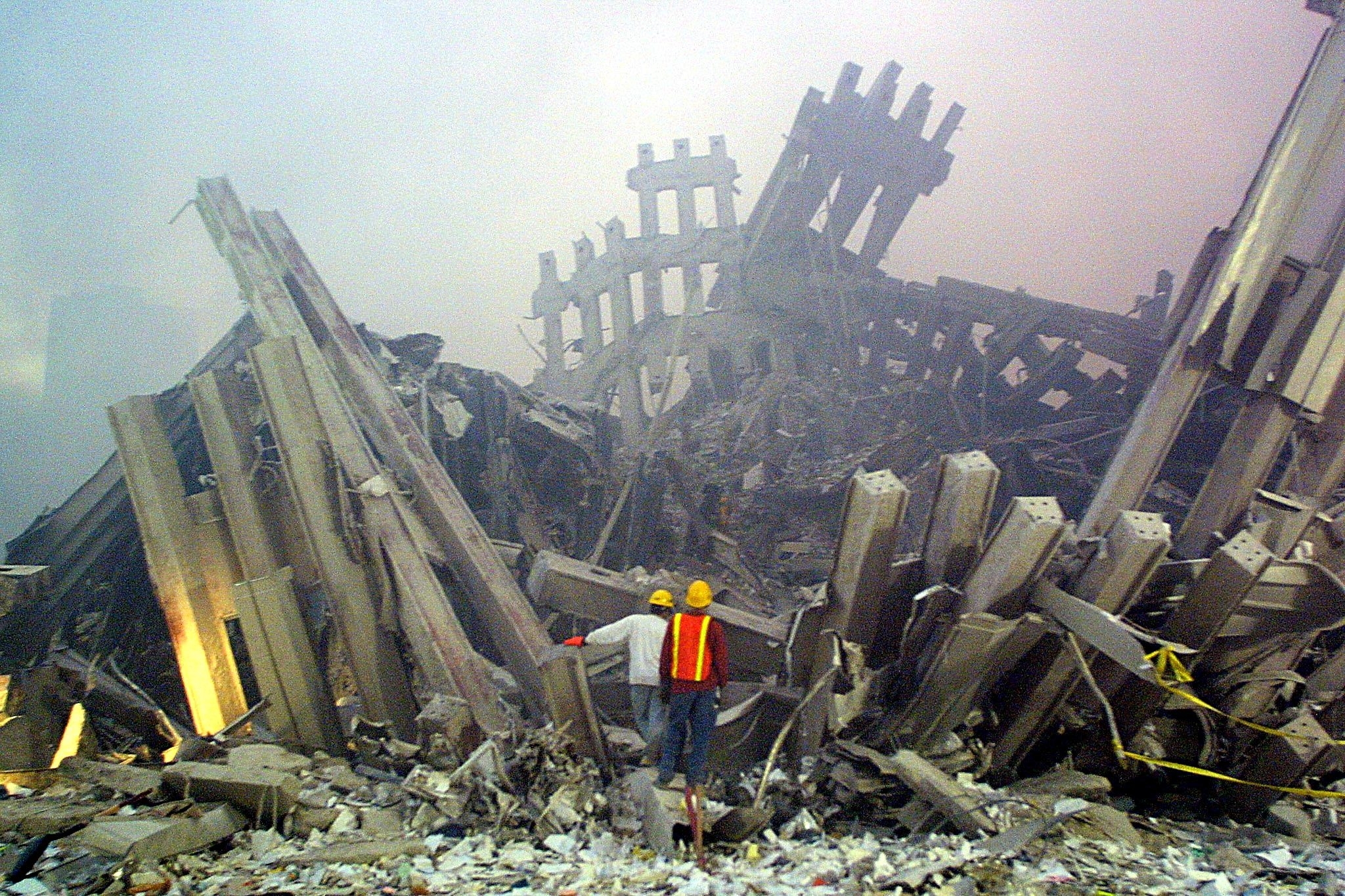 ハイジャック機によるテロで崩壊した世界貿易センタービルのがれきの中で作業を続ける救急隊員（AFP＝時事）