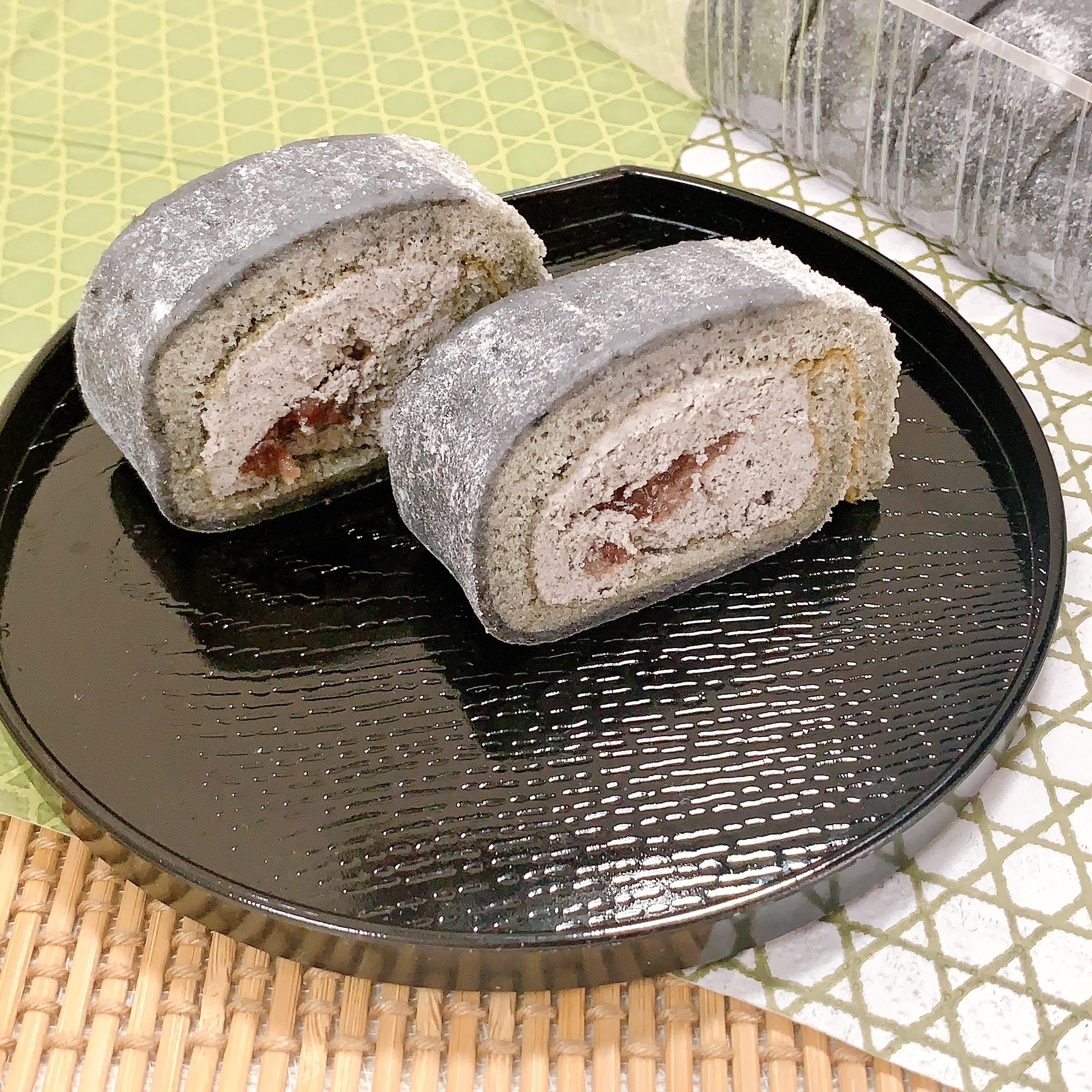 LAWSON(ローソン)のおすすめスイーツ「お餅で巻いたもち食感ロール(ごま&あんこ)」