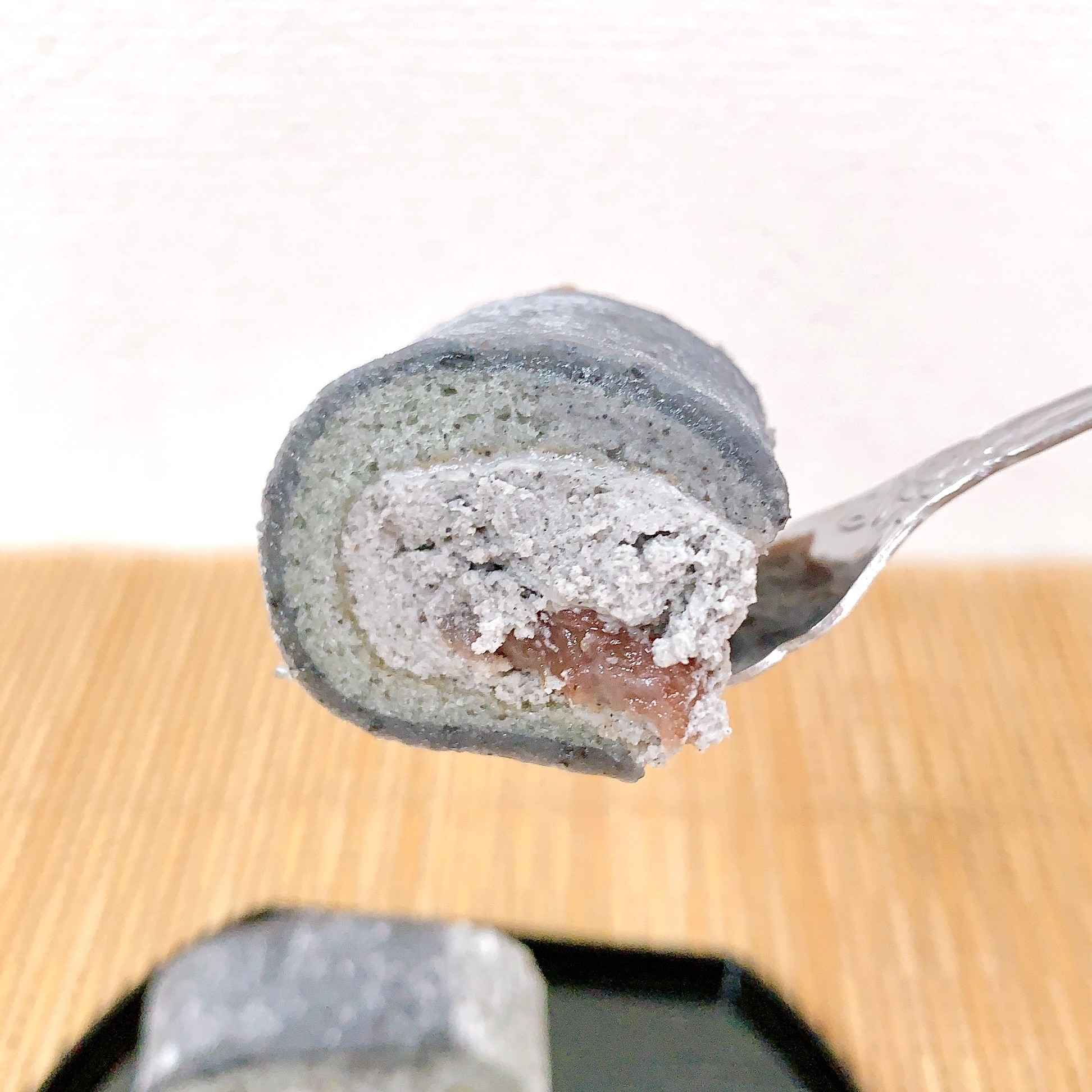 LAWSON（ローソン）のおすすめスイーツ「お餅で巻いたもち食感ロール（ごま＆あんこ）」