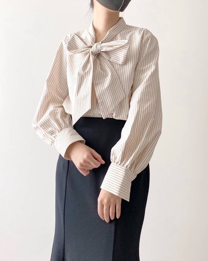 GU(ジーユー)のおすすめトップス「ビッグボウタイブラウス(長袖)(ストライプ)」