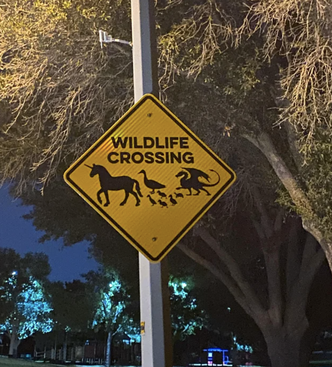Street warning sign: &quot;Wildlife crossing&quot;