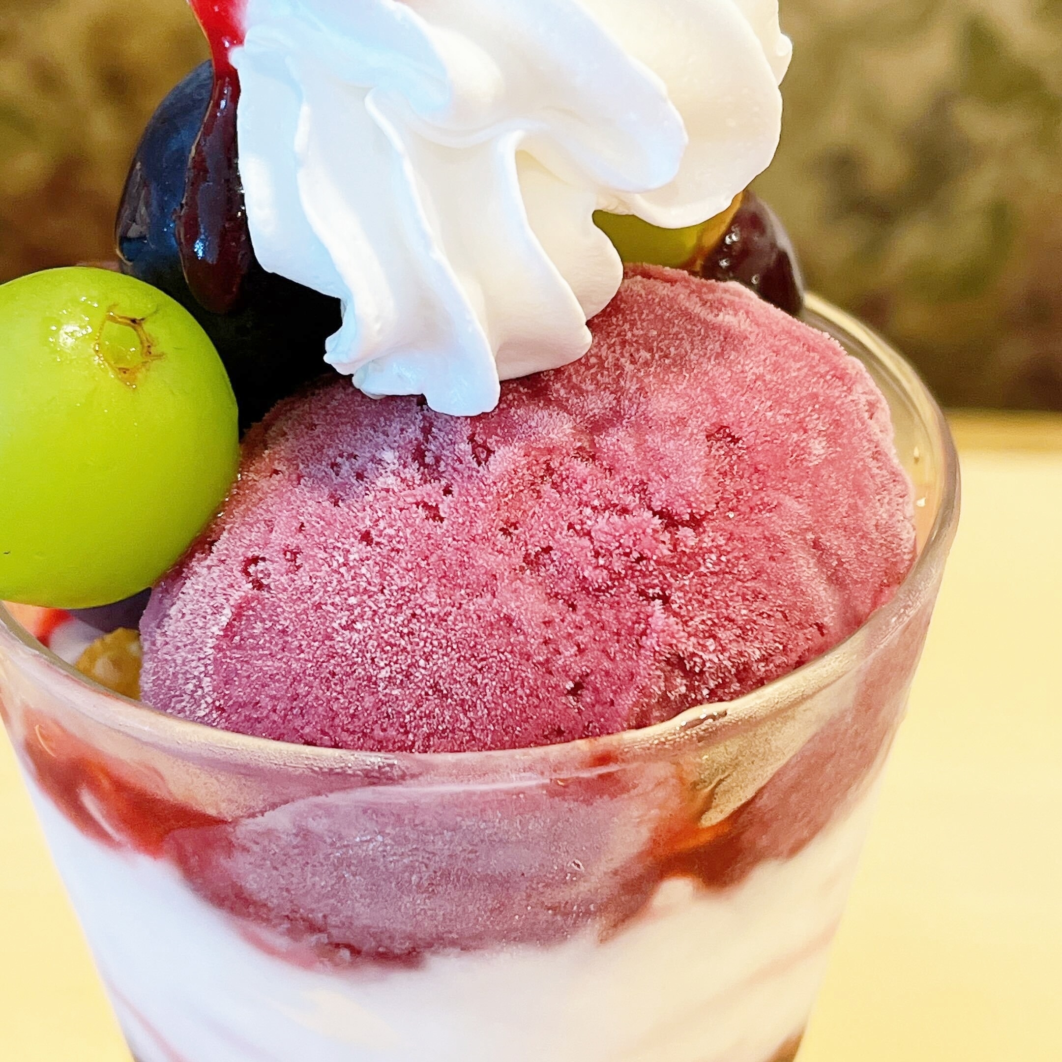 ジョナサンのオススメの期間限定メニュー「季節のジョナパフェ(ぶどう)」