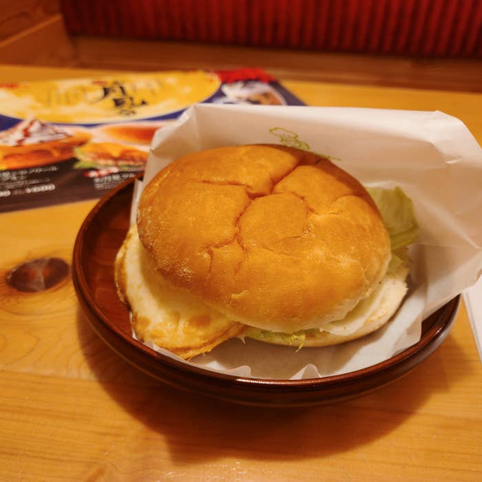 コメダ珈琲店のおすすめフード「お月見フルムーンバーガー」