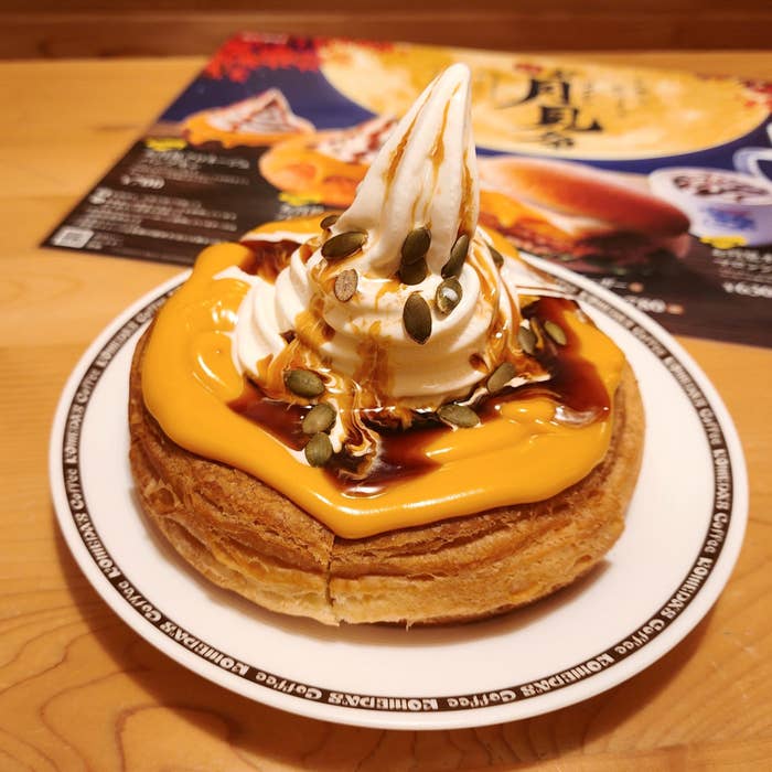 コメダ珈琲店のおすすめフード「お月見フルムーンバーガー」