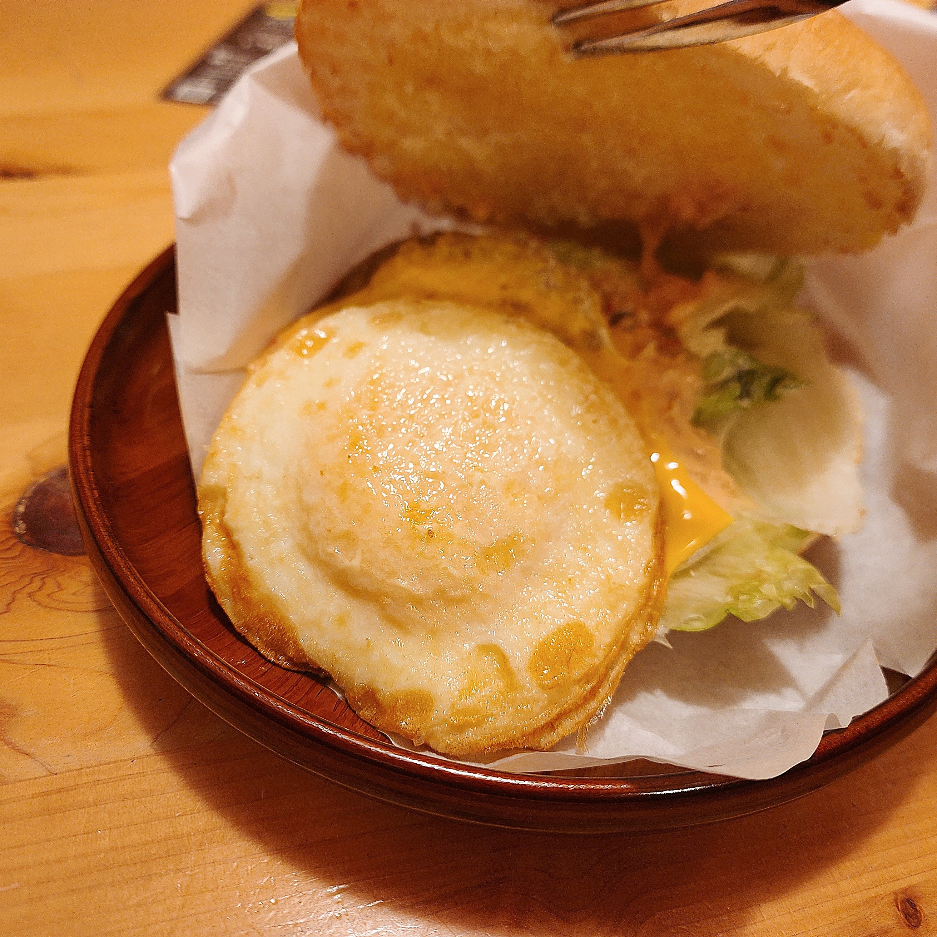 コメダ珈琲店のおすすめフード「お月見フルムーンバーガー」