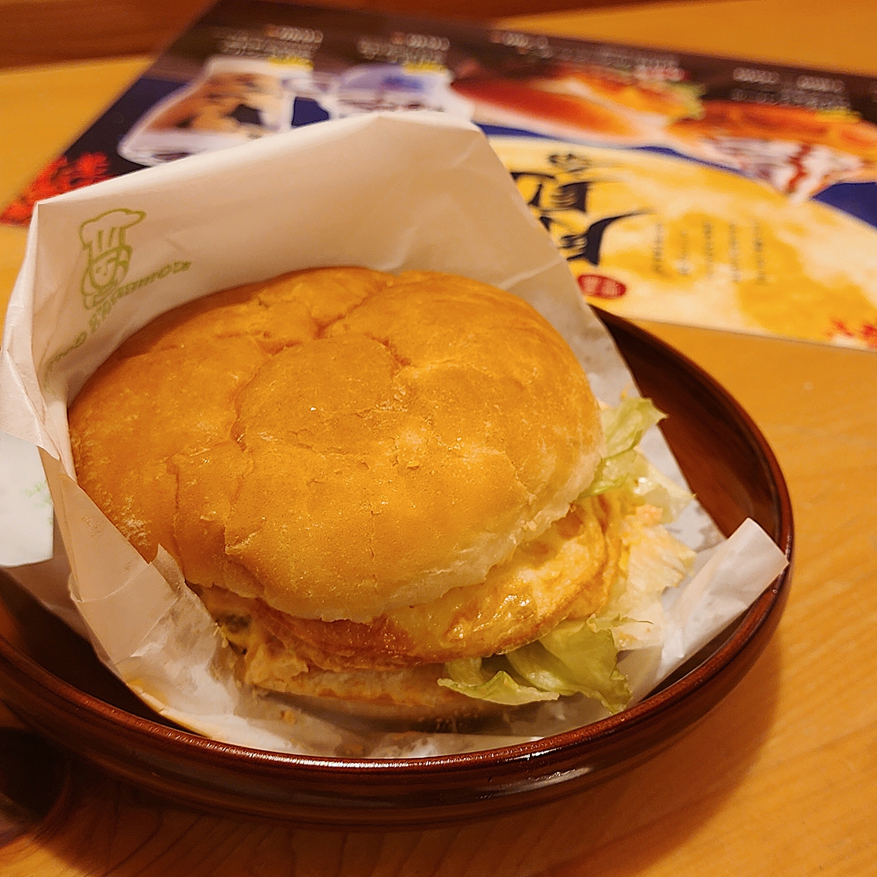 コメダ珈琲店のおすすめフード「お月見フルムーンバーガー」