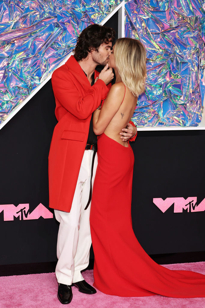 the two kissing on the carpet