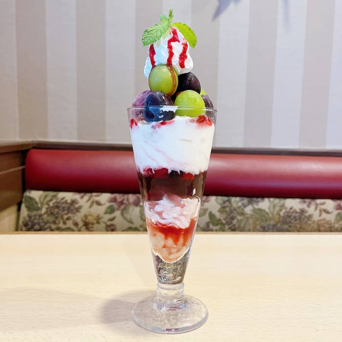 ジョナサンのオススメの期間限定メニュー「季節のジョナパフェ(ぶどう)」