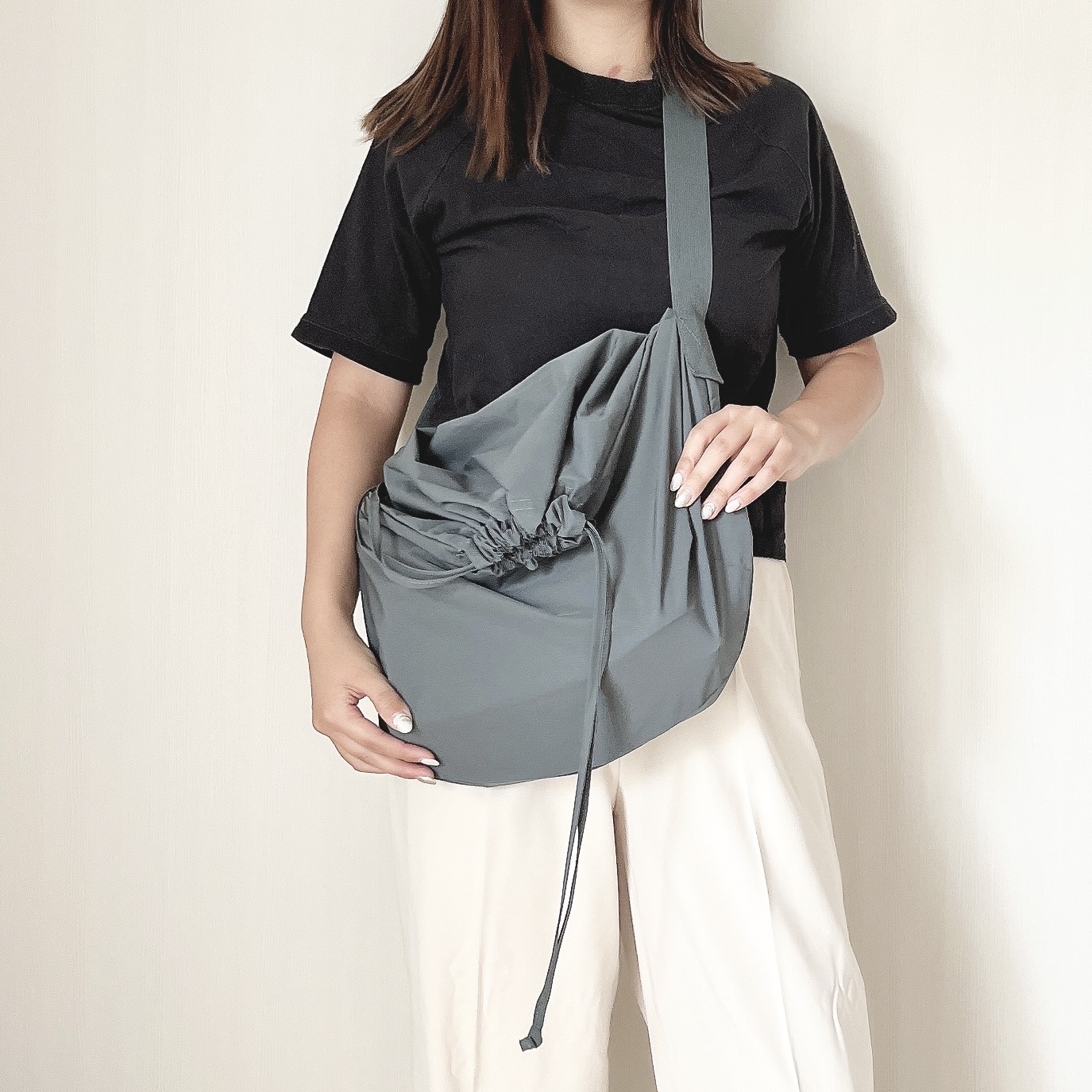 ユニクロUのおすすめバッグ「ドローストリングショルダーバッグ」