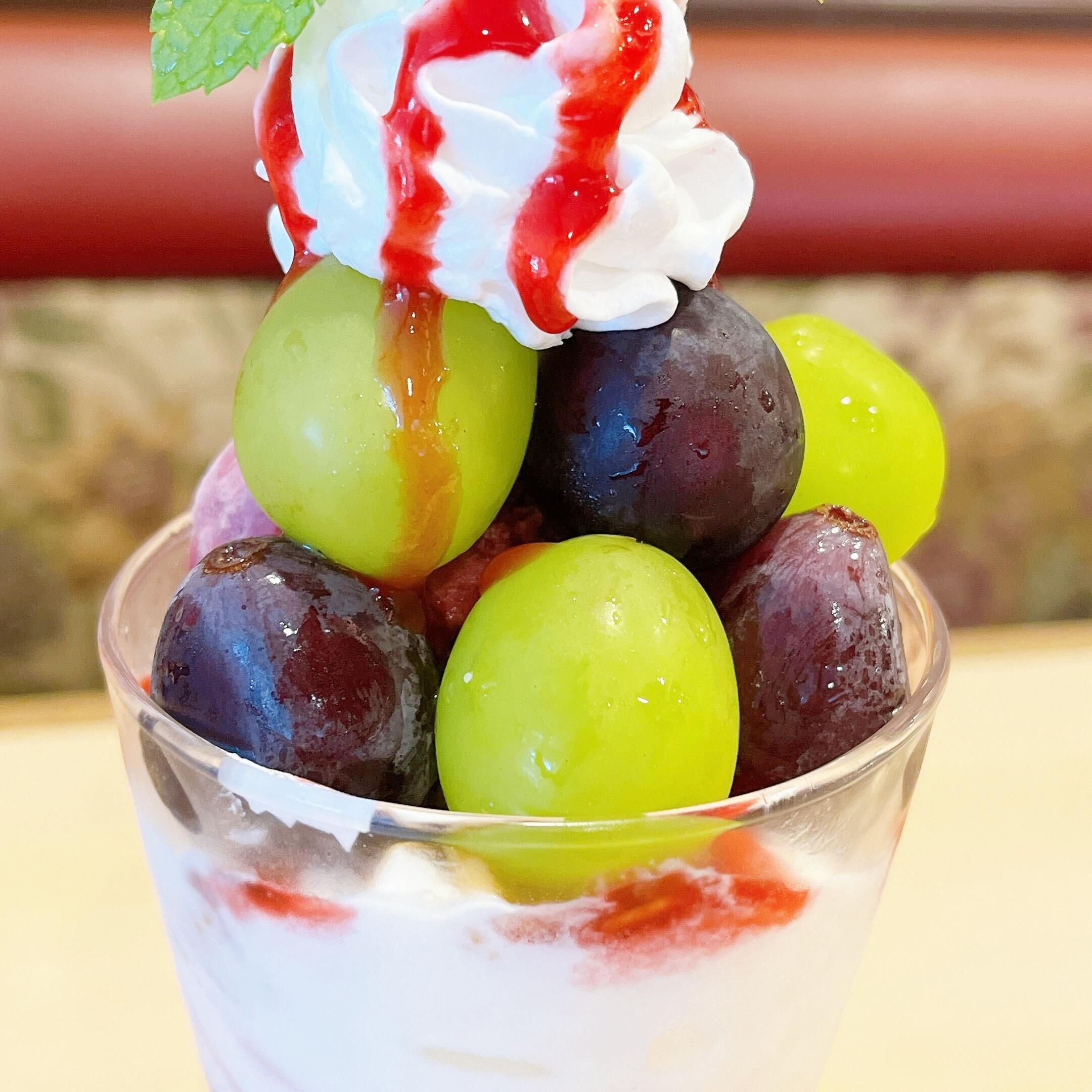 ジョナサンのオススメの期間限定メニュー「季節のジョナパフェ(ぶどう)」