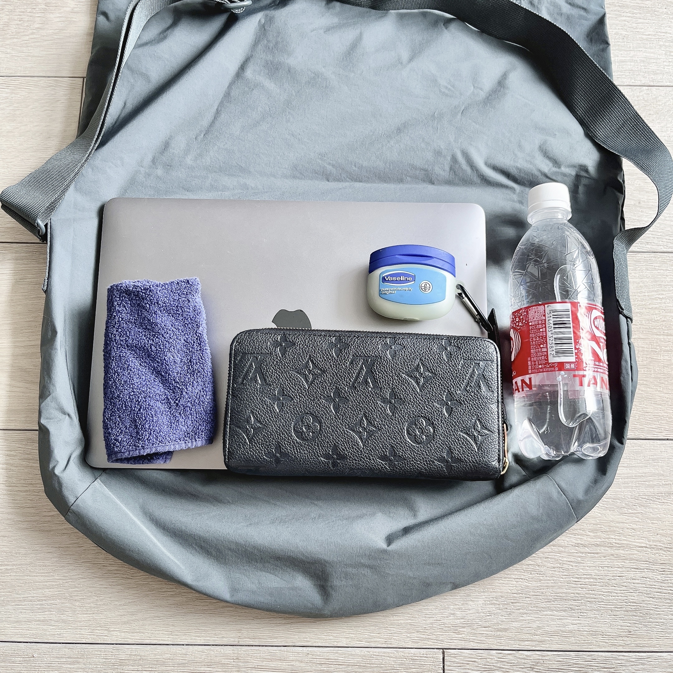 ユニクロUのおすすめバッグ「ドローストリングショルダーバッグ」