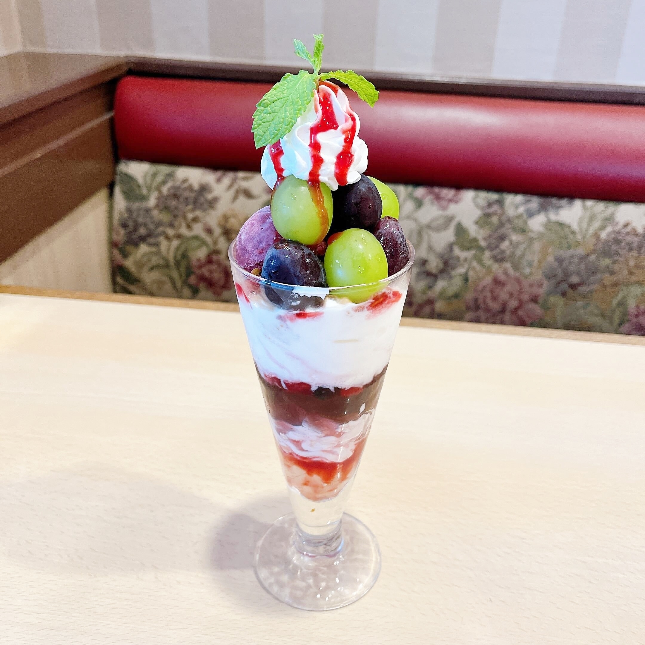 ジョナサンのオススメの期間限定メニュー「季節のジョナパフェ(ぶどう)」