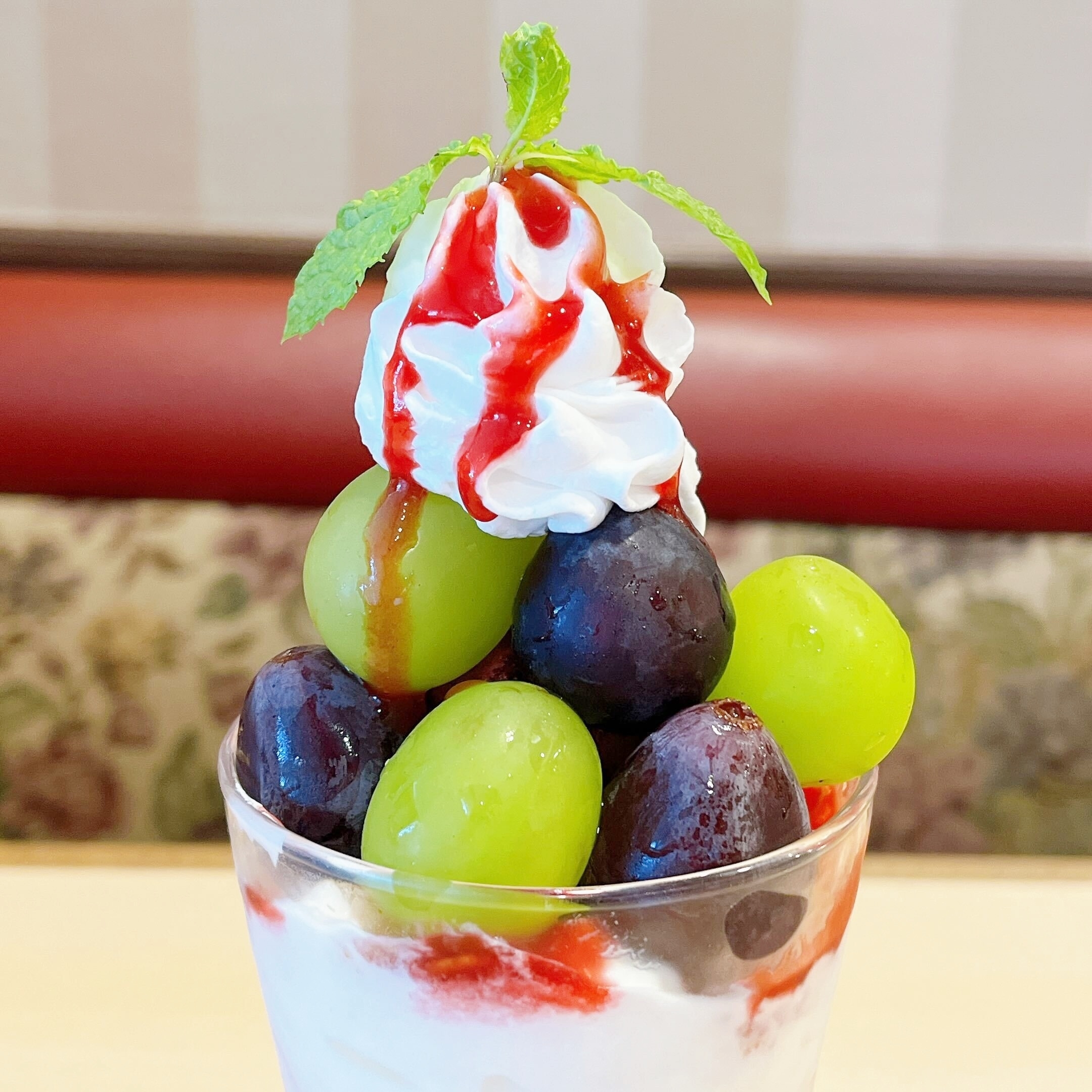 ジョナサンのオススメの期間限定メニュー「季節のジョナパフェ(ぶどう)」