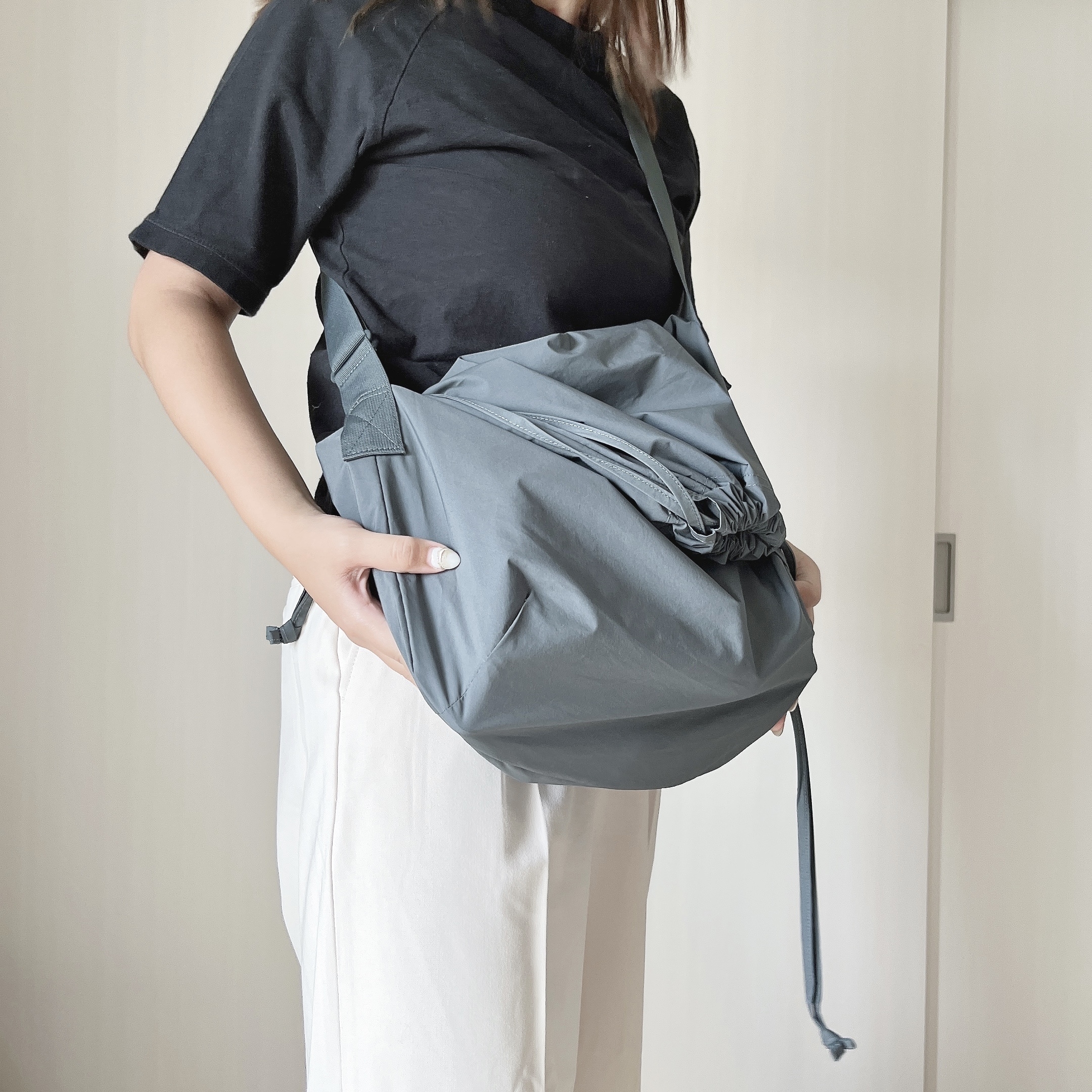 ユニクロUのおすすめバッグ「ドローストリングショルダーバッグ」
