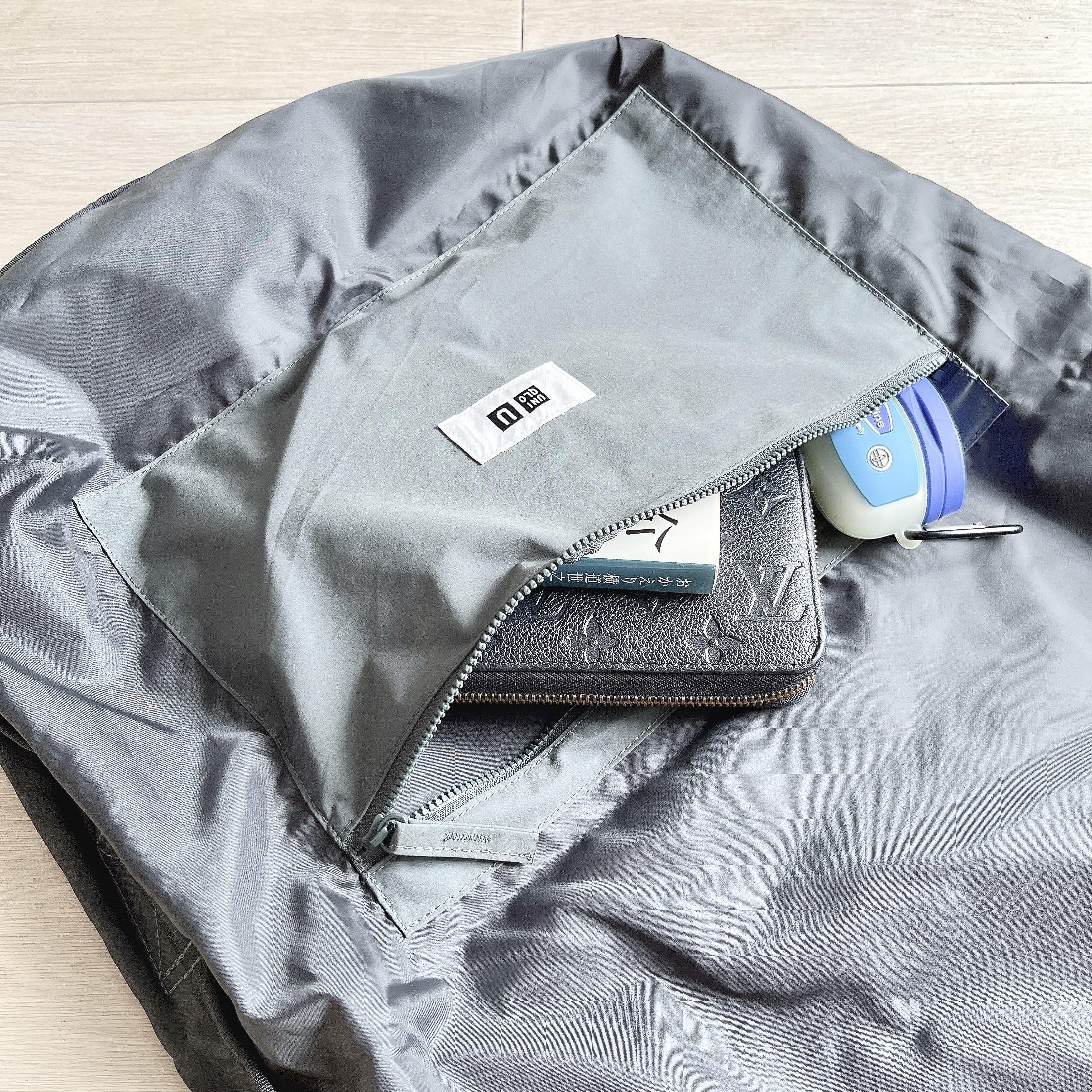 ユニクロUのおすすめバッグ「ドローストリングショルダーバッグ」