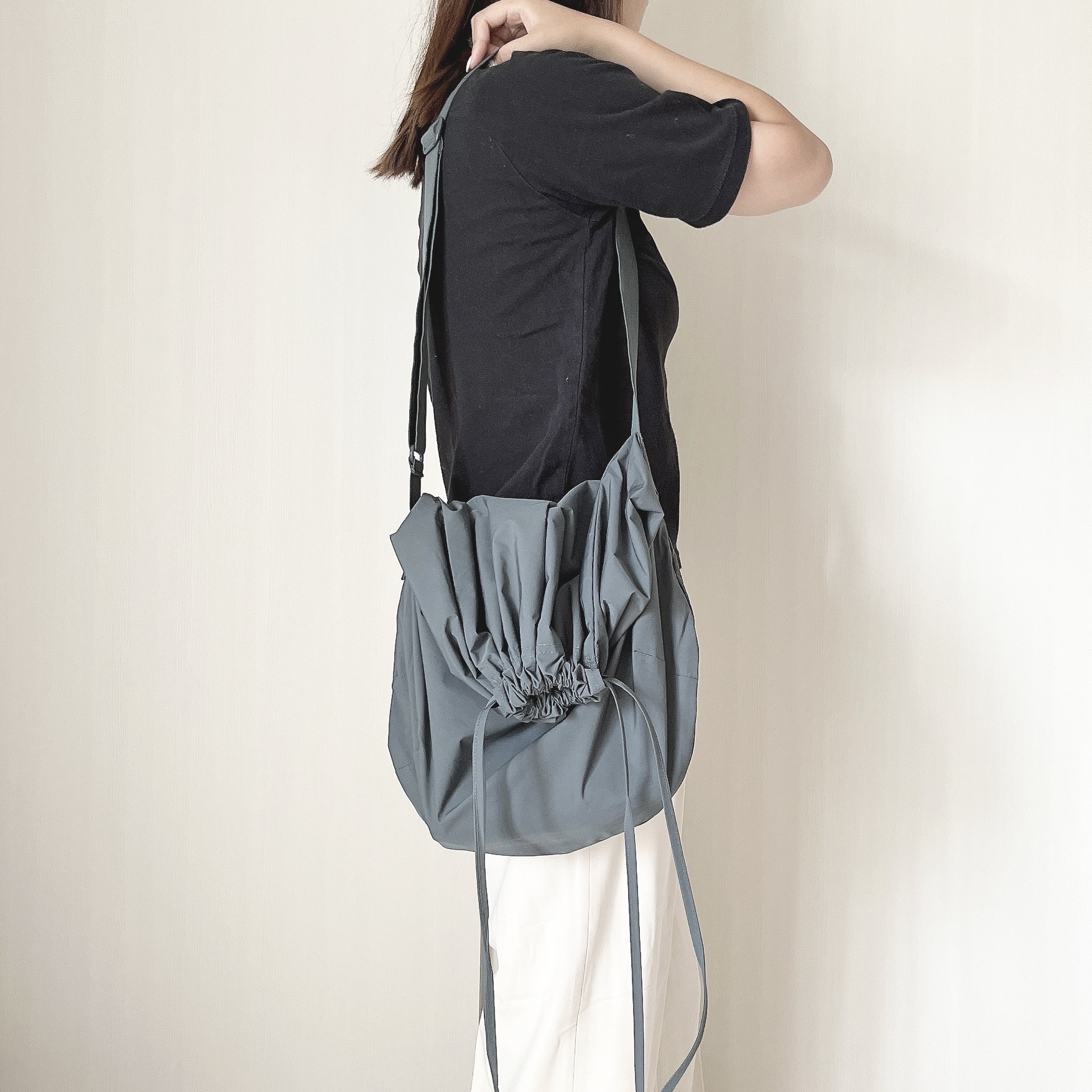 ユニクロUのおすすめバッグ「ドローストリングショルダーバッグ」
