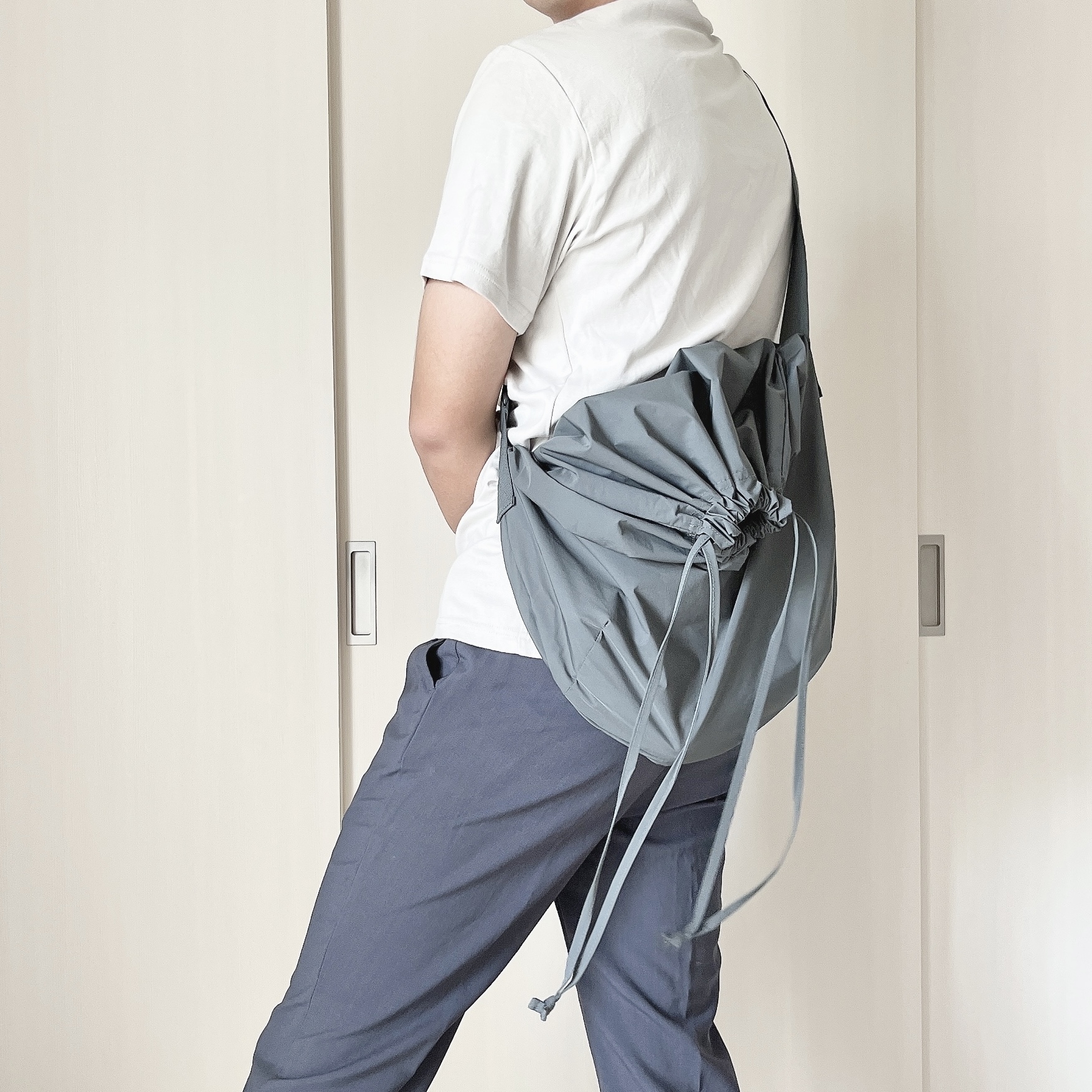 ユニクロUのおすすめバッグ「ドローストリングショルダーバッグ」