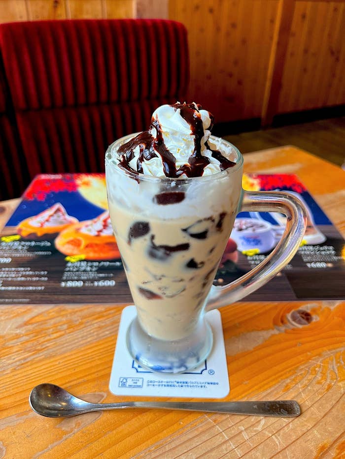 コメダのおすすめ新作スイーツ「お月見ジェリコ マロンショコラ」