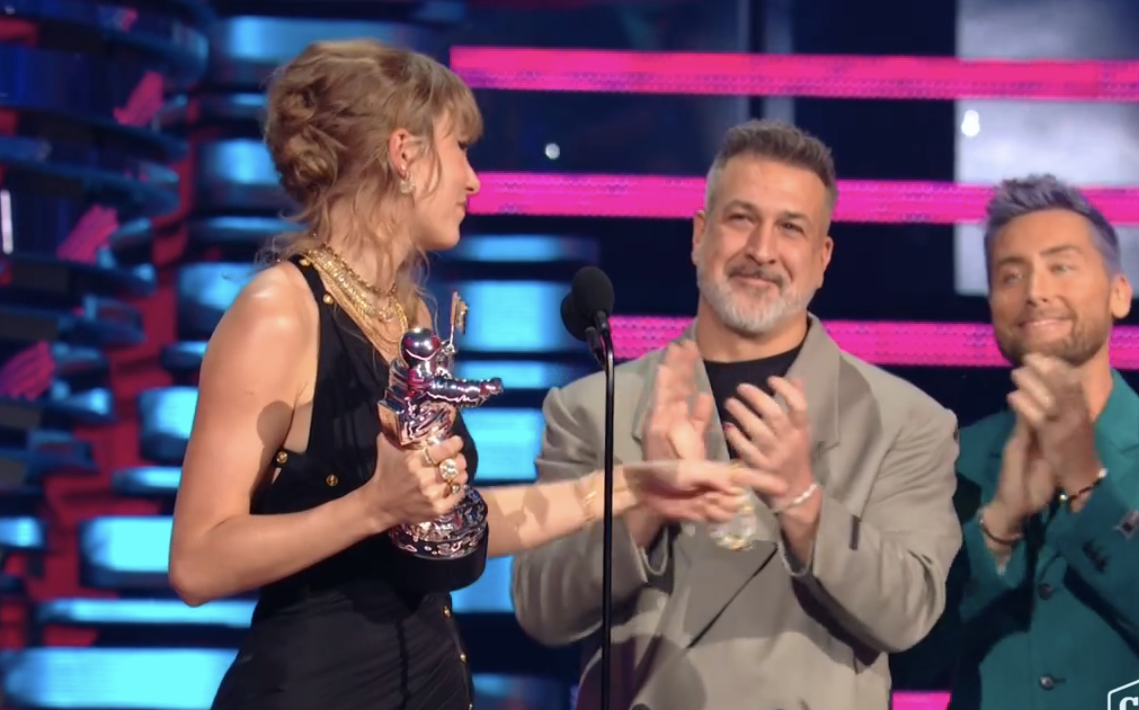 taylor accepting her award