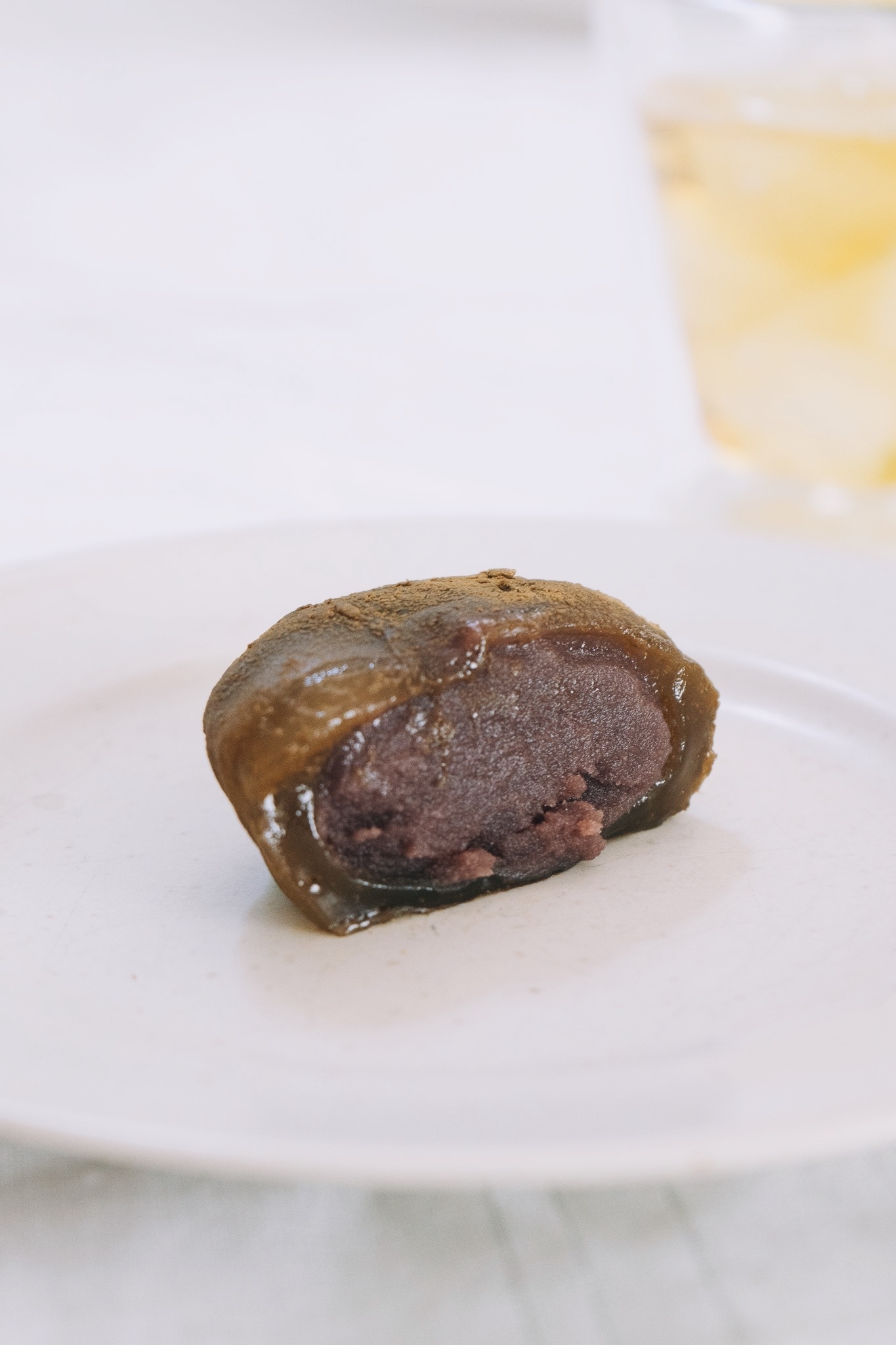 セブンのおすすめスイーツ「加賀屋監修 ほうじ茶わらびもち こし餡入り」