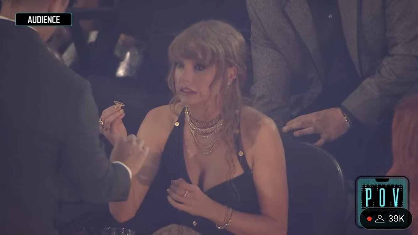 Taylor Swift reacting to her ring breaking