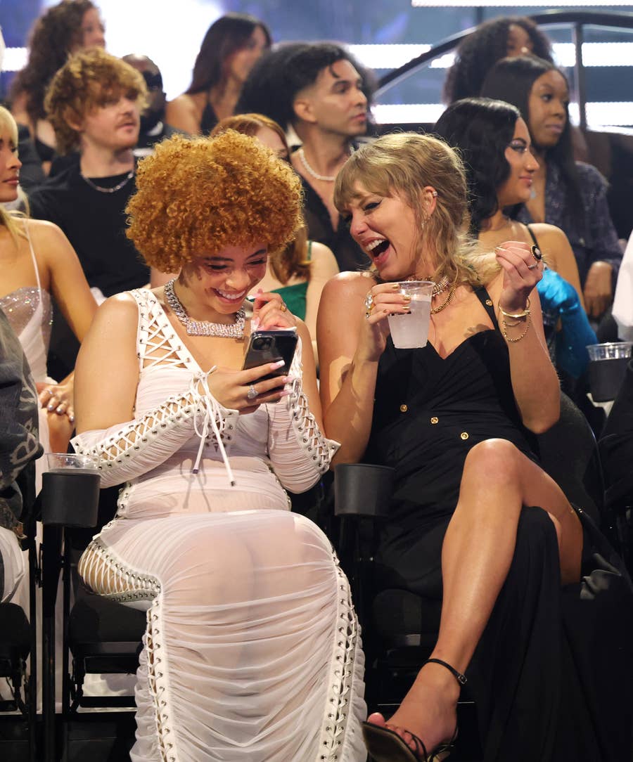 15 VMAs Pics Of Taylor Swift Hanging With Other Celebs, image size:900x1084