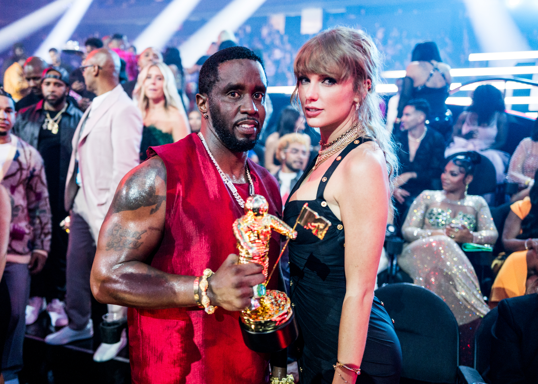 closeup of the two with diddy holding his award