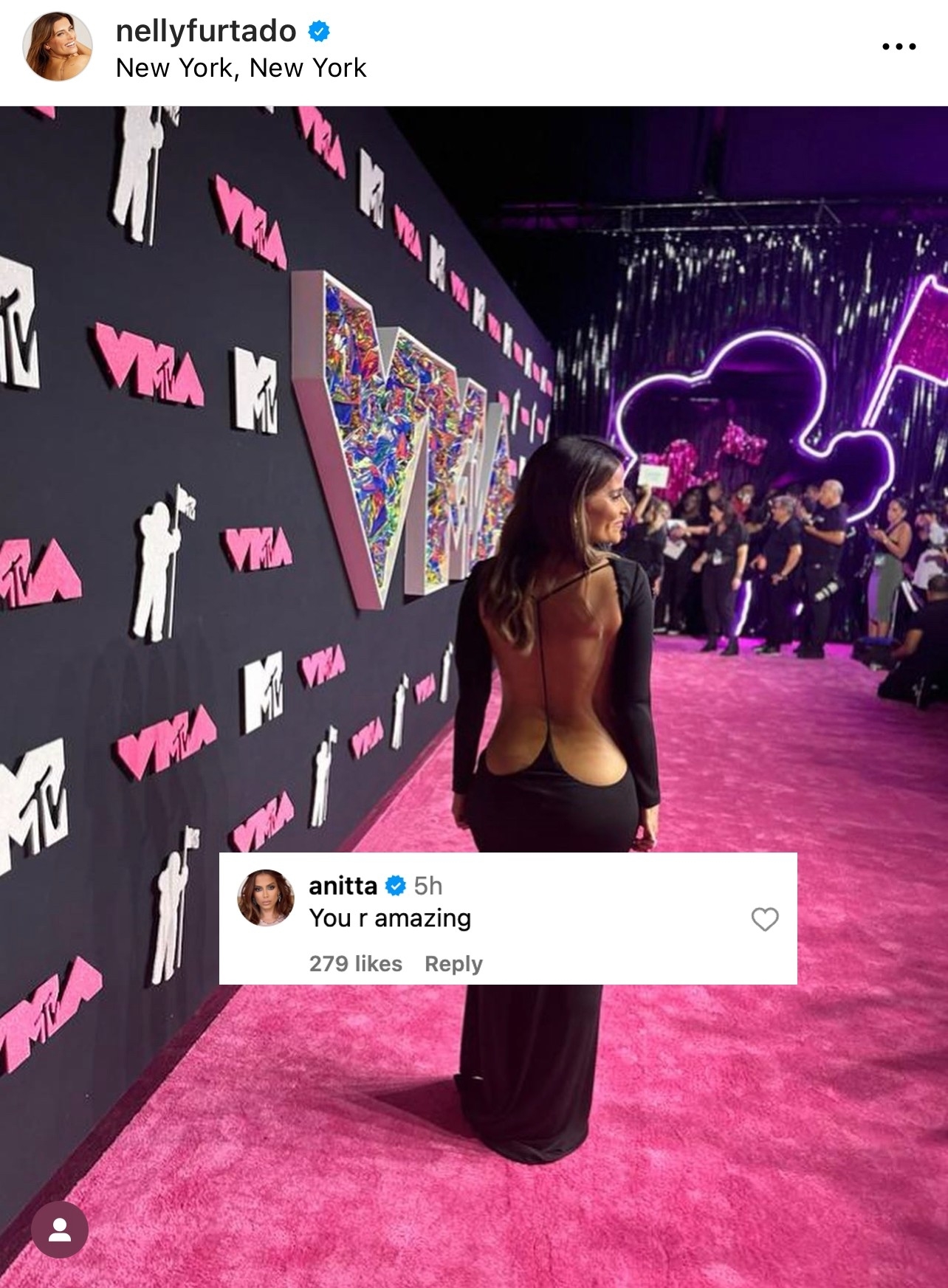 Screenshot of Nelly Furtado&#x27;s Instagram of her on the pink carpet overlaid with a screenshot of Anitta&#x27;s comment which reads: &quot;You r amazing&quot;